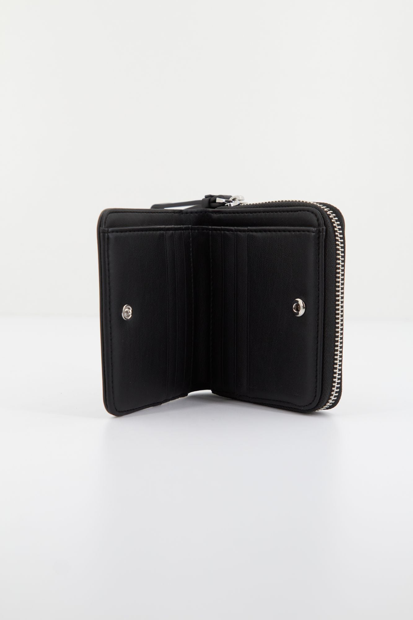 KARL LAGERFELD K/SKUARE BIFOLD ZIP WALLET en color NEGRO (3)