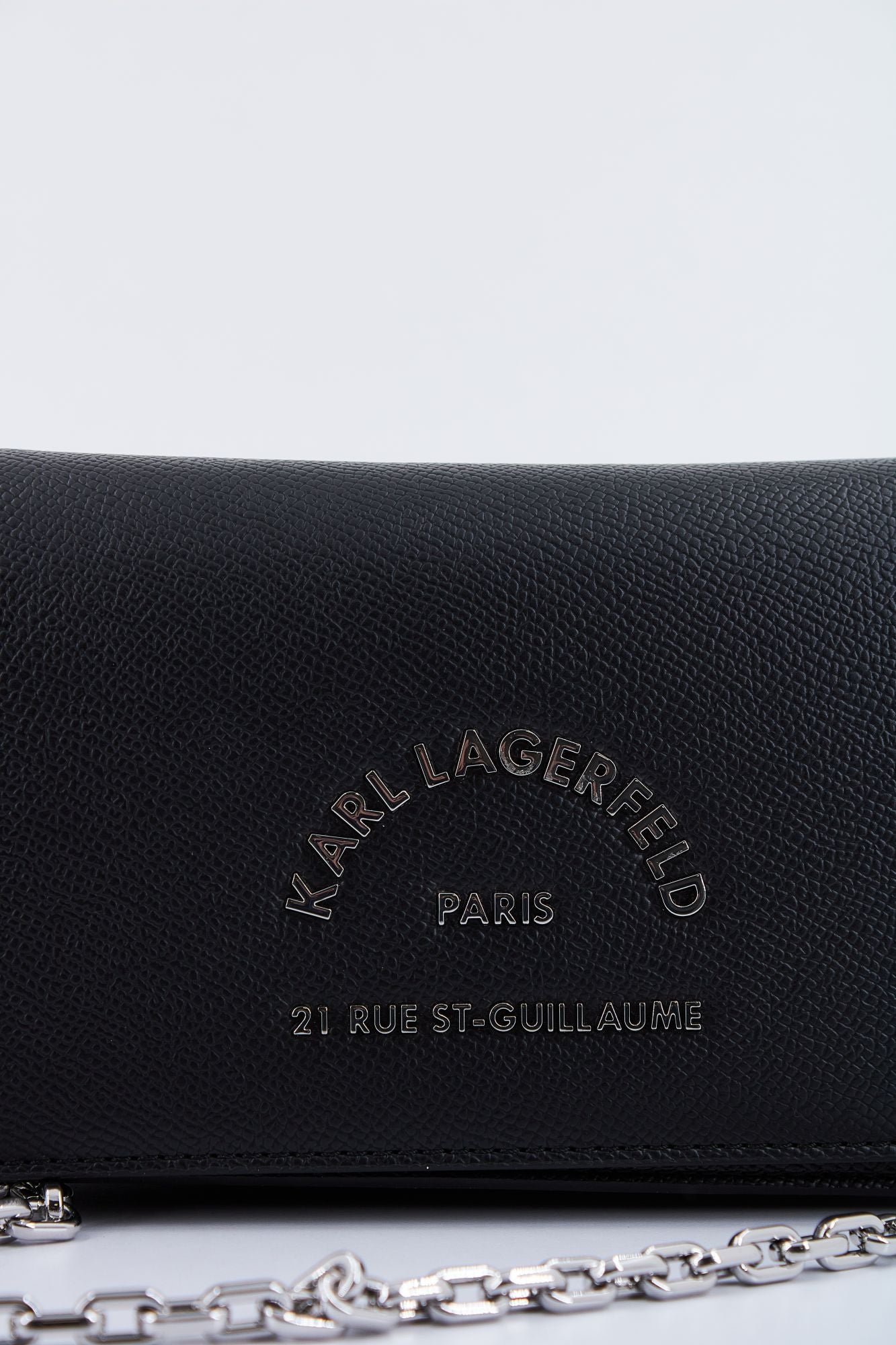 KARL LAGERFELD METAL FLAP POC en color NEGRO (4)