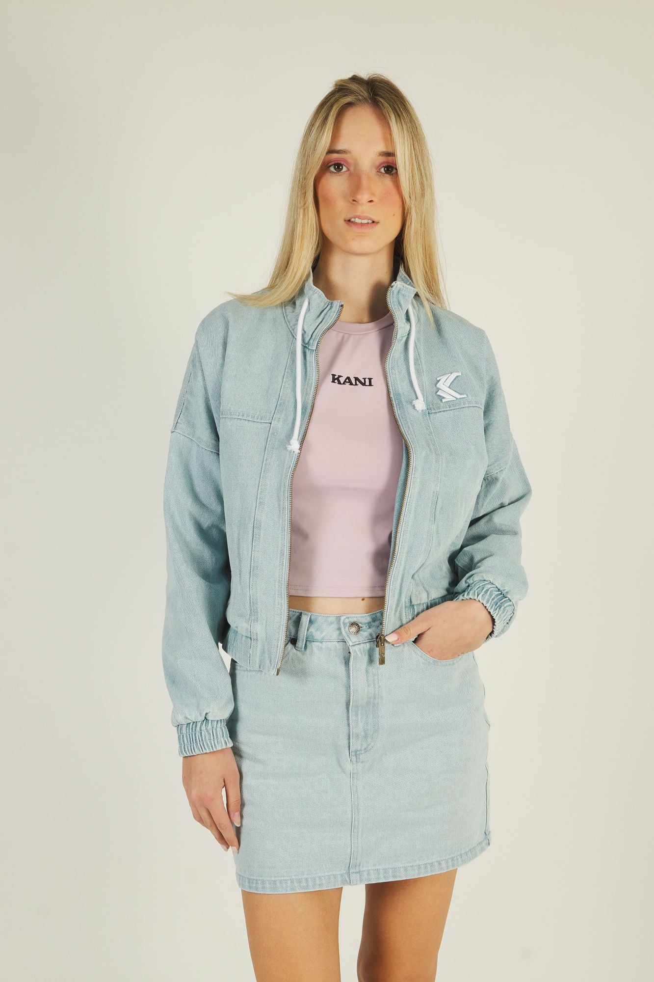 KARL KANI FLOWER DENIM JACKET en color AZUL (1)