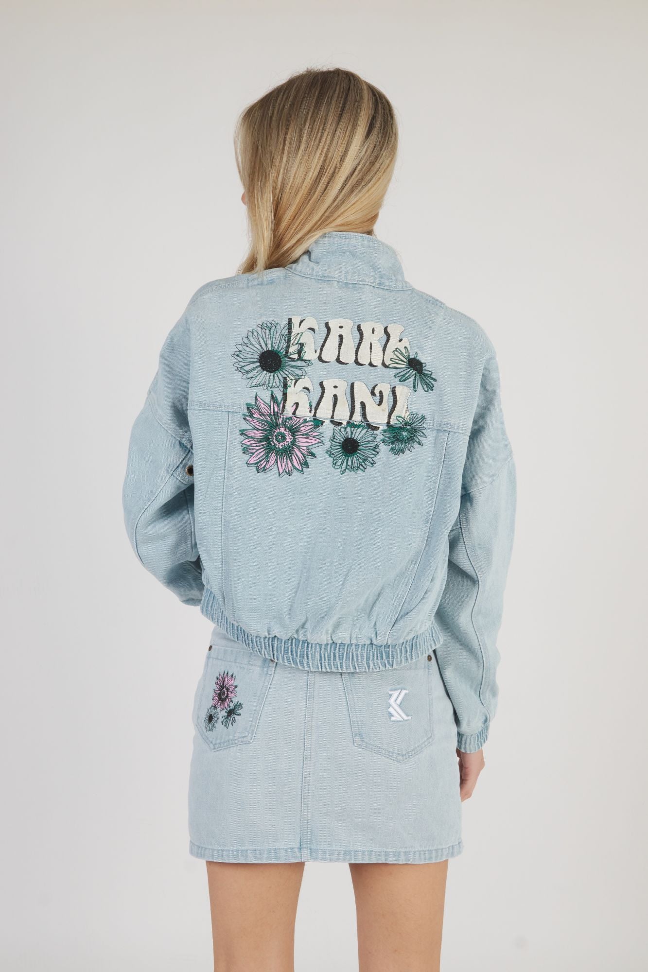 KARL KANI FLOWER DENIM JACKET en color AZUL (2)