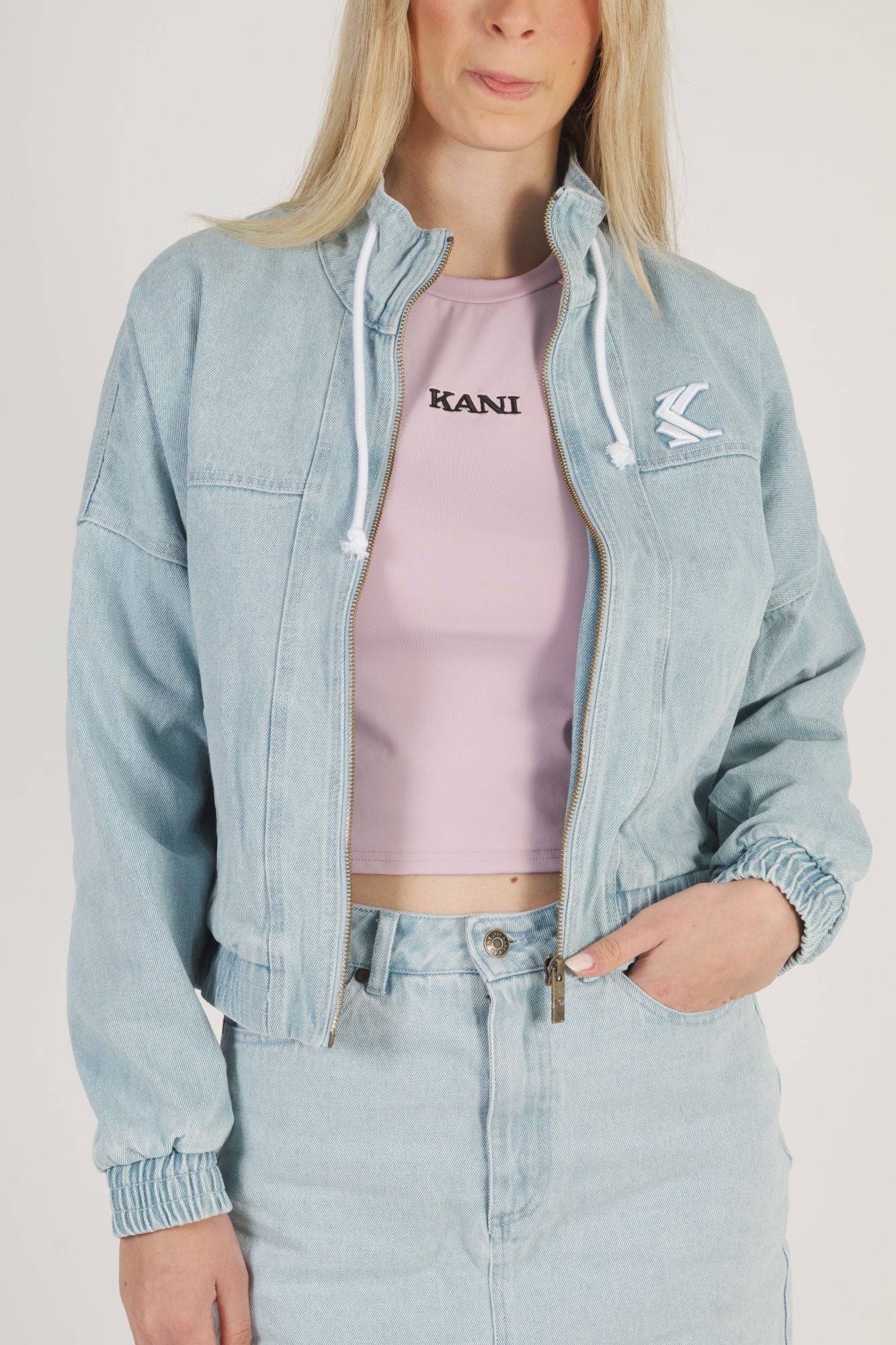 KARL KANI FLOWER DENIM JACKET en color AZUL (3)