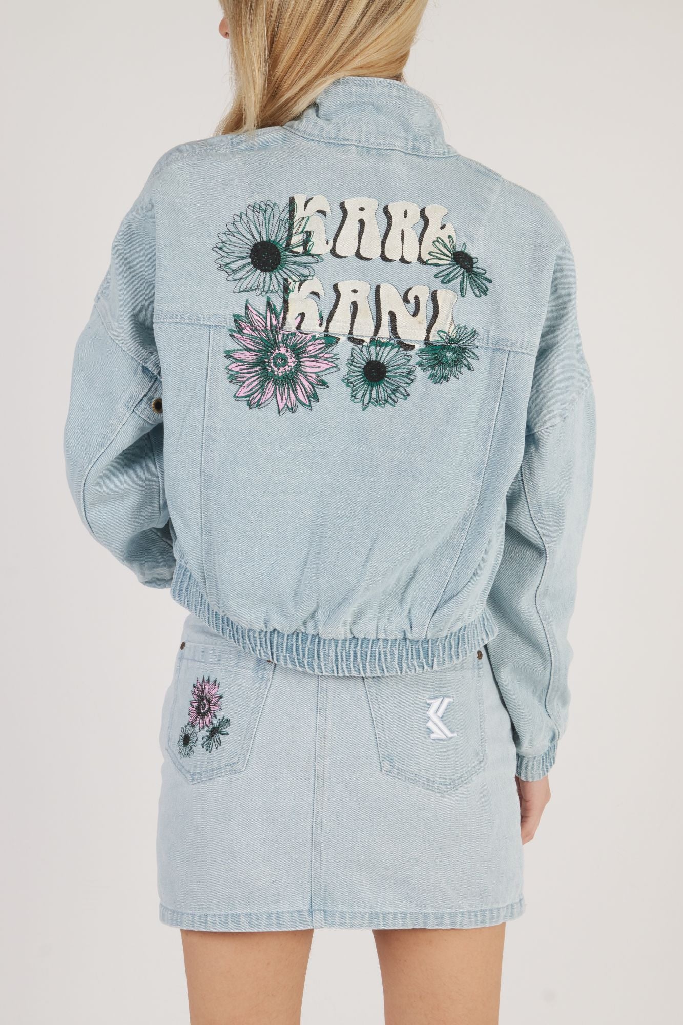 KARL KANI FLOWER DENIM JACKET en color AZUL (4)