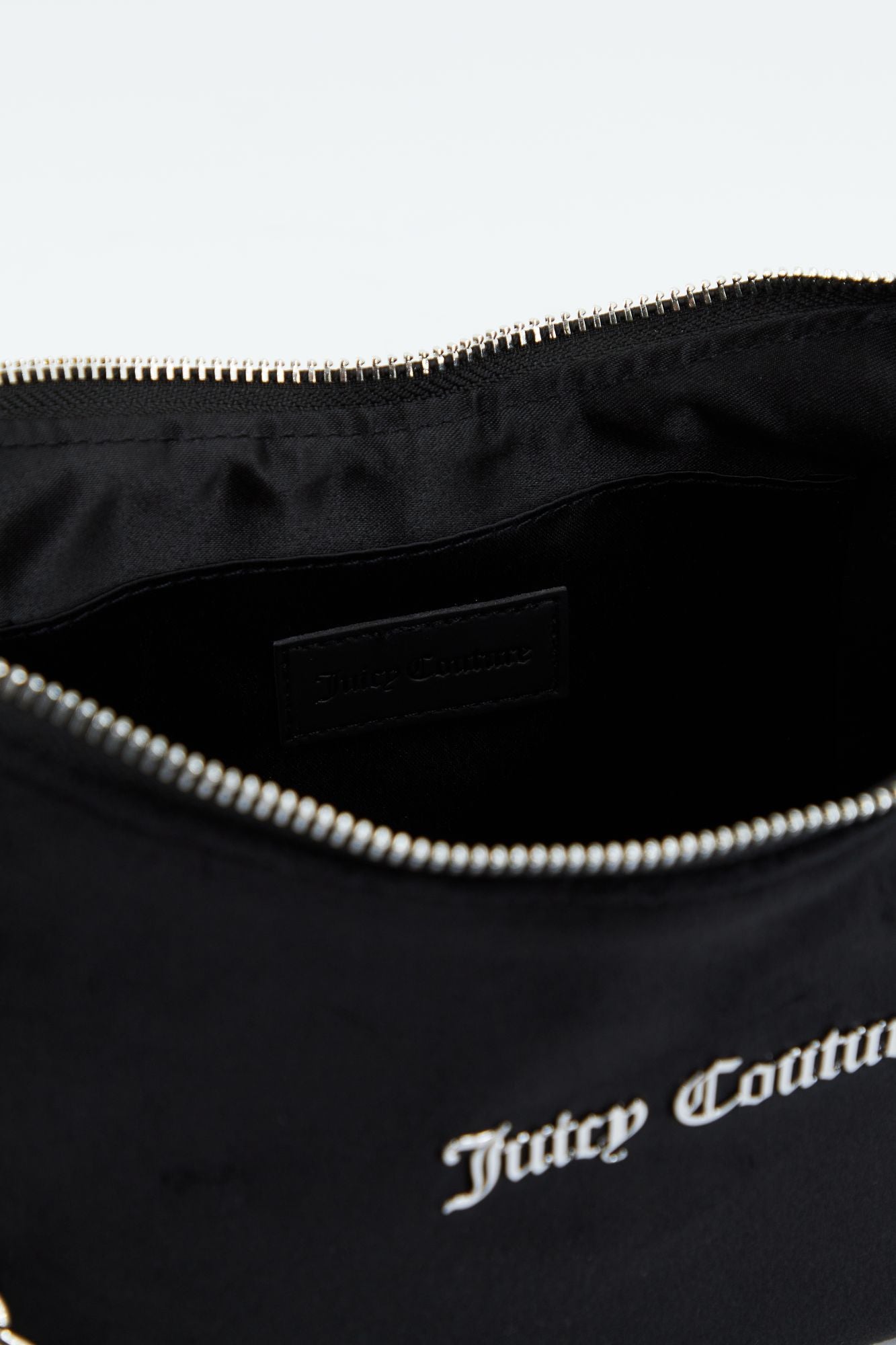 JUICY COUTURE KABELO VELOUR SHOUDER BAG en color NEGRO (4)