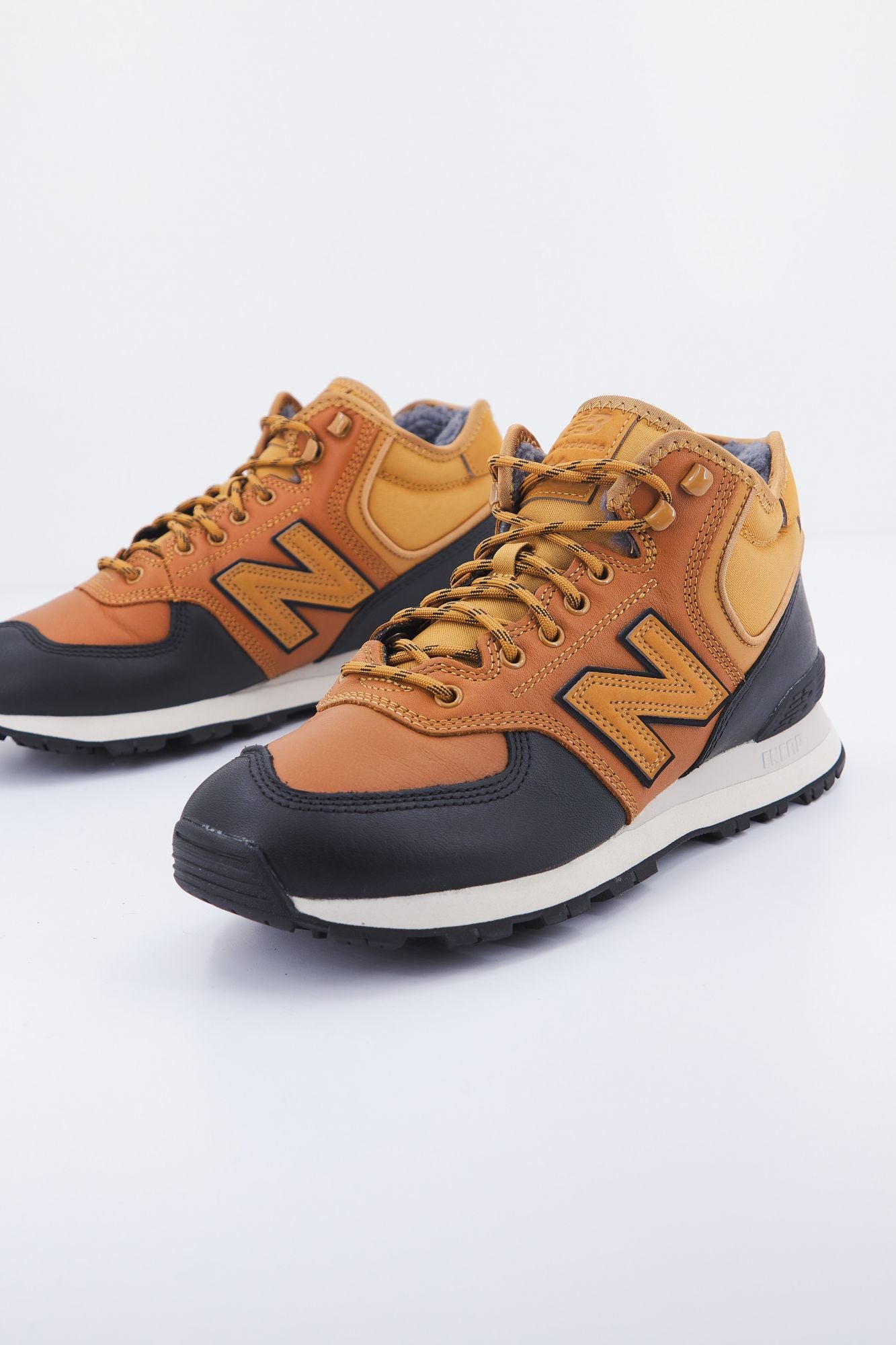 NEW BALANCE MH574 XB1 en color MARRON (1)