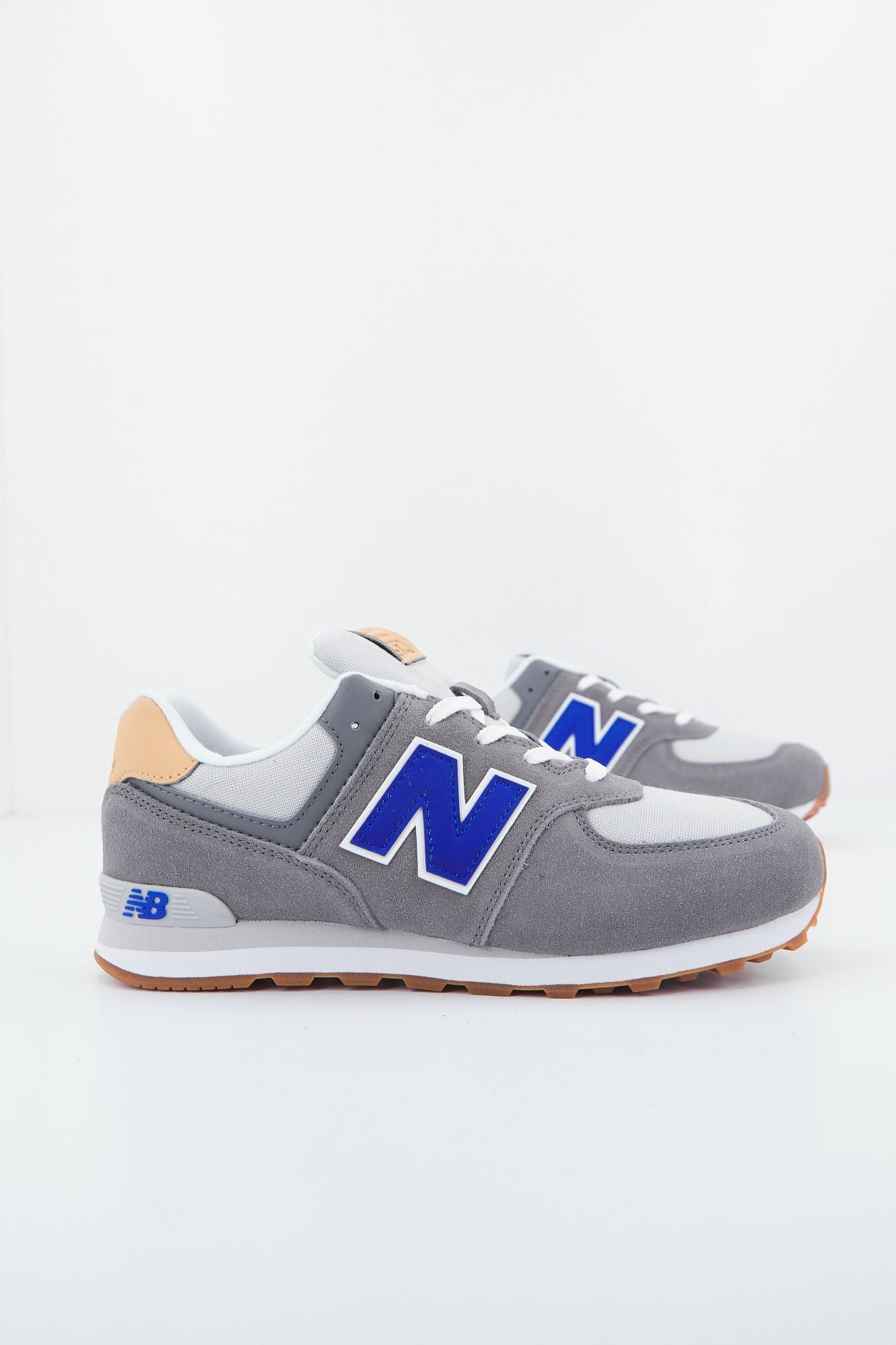 NEW BALANCE GC574 NA2 en color GRIS (2)