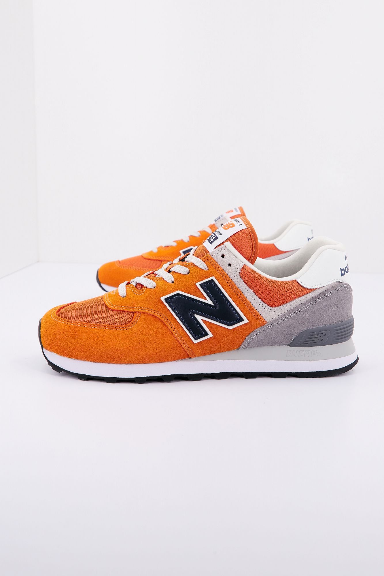 NEW BALANCE ML574 HJ2 en color NARANJA (1)