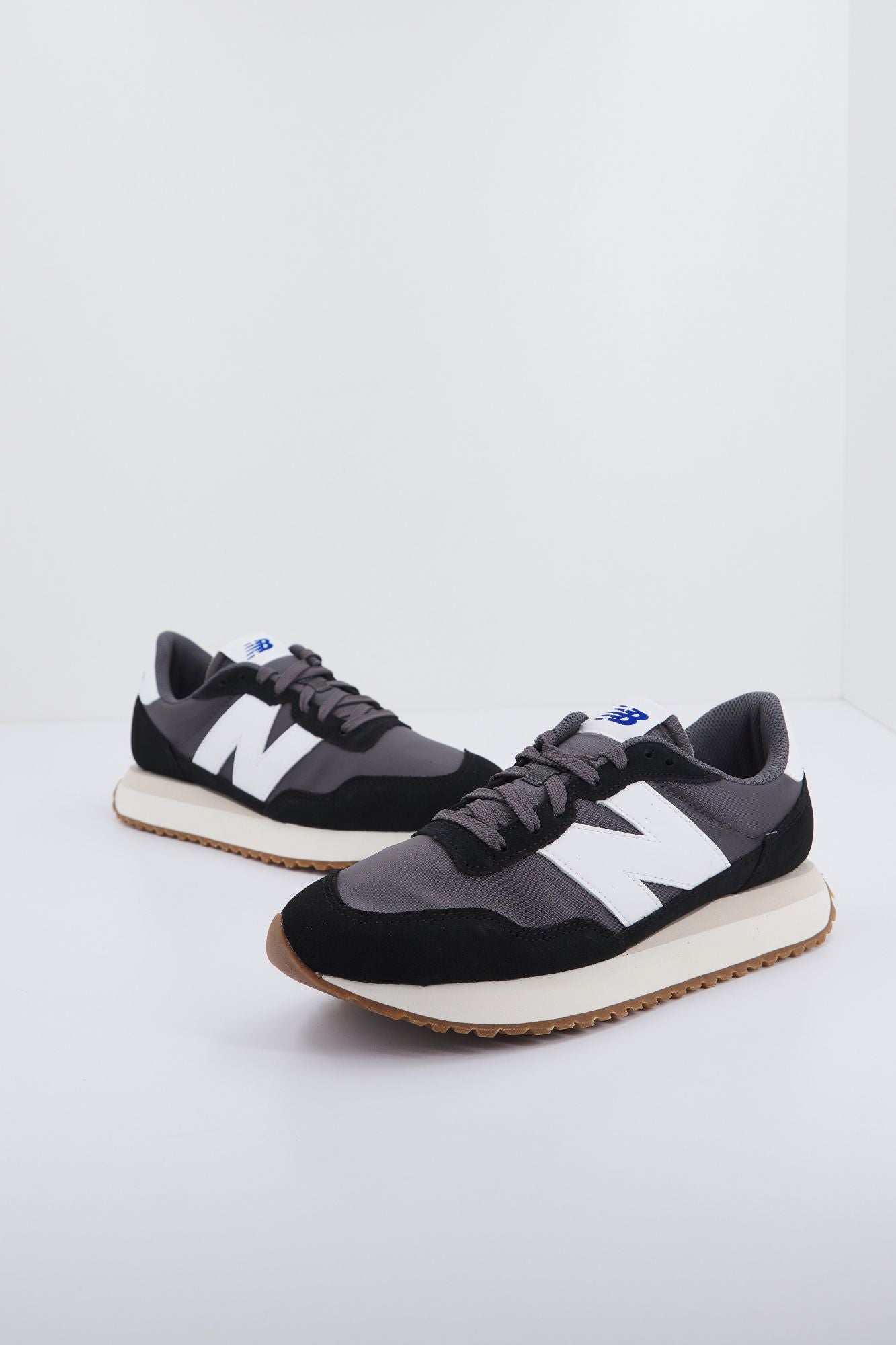 NEW BALANCE MS237 GA en color NEGRO (1)