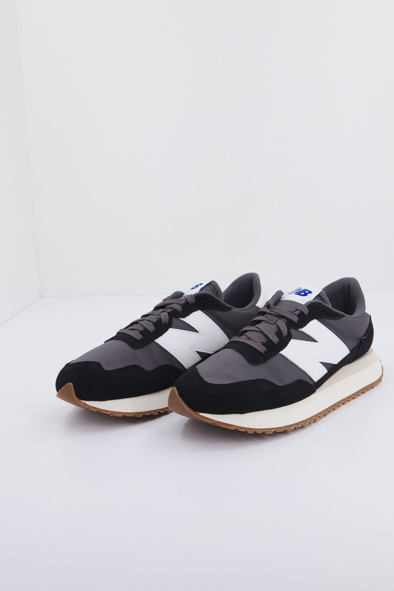 NEW BALANCE MS237 GA en color NEGRO (2)