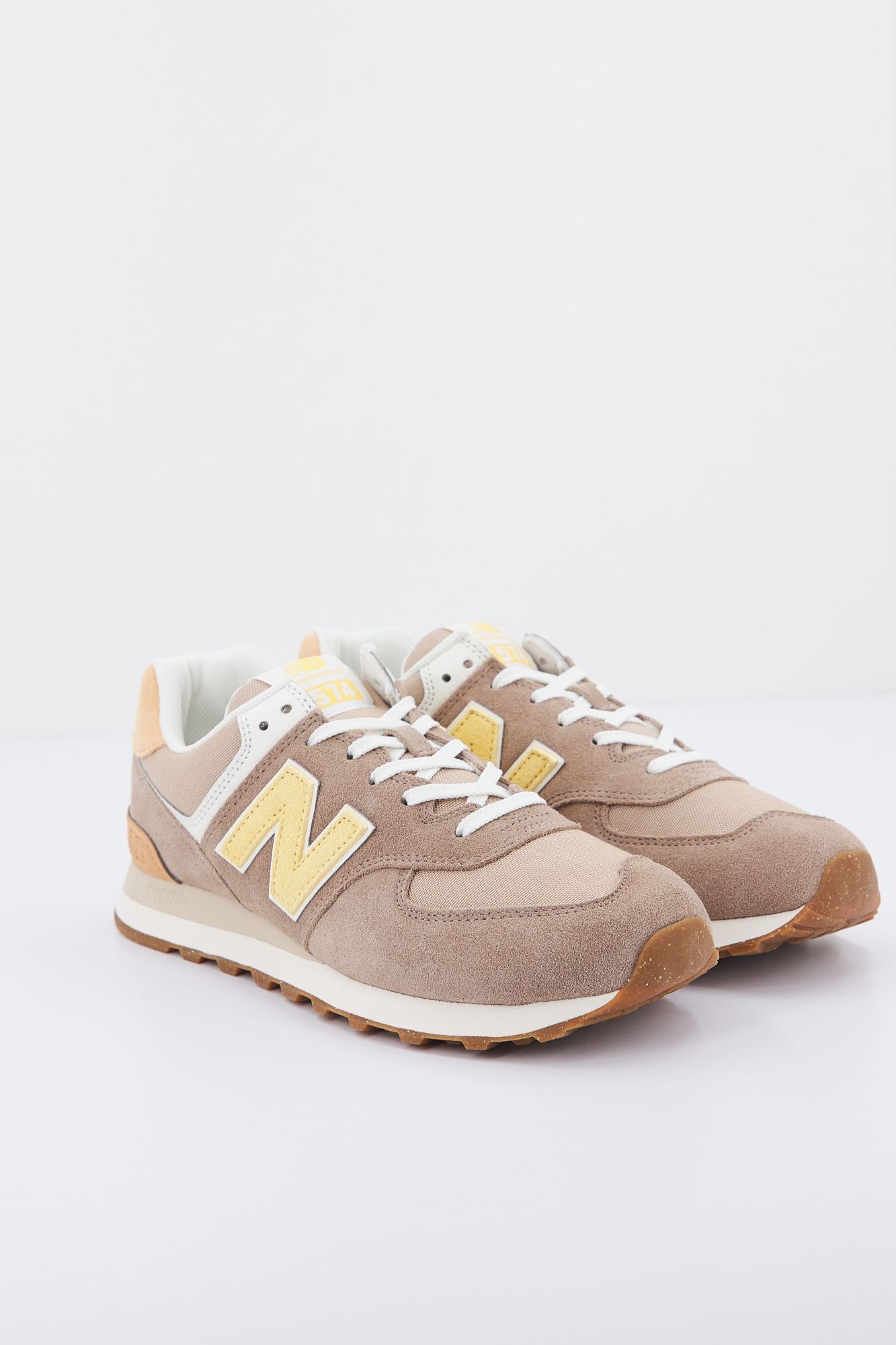 NEW BALANCE ML574 RB2 en color MARRON CLARO (1)