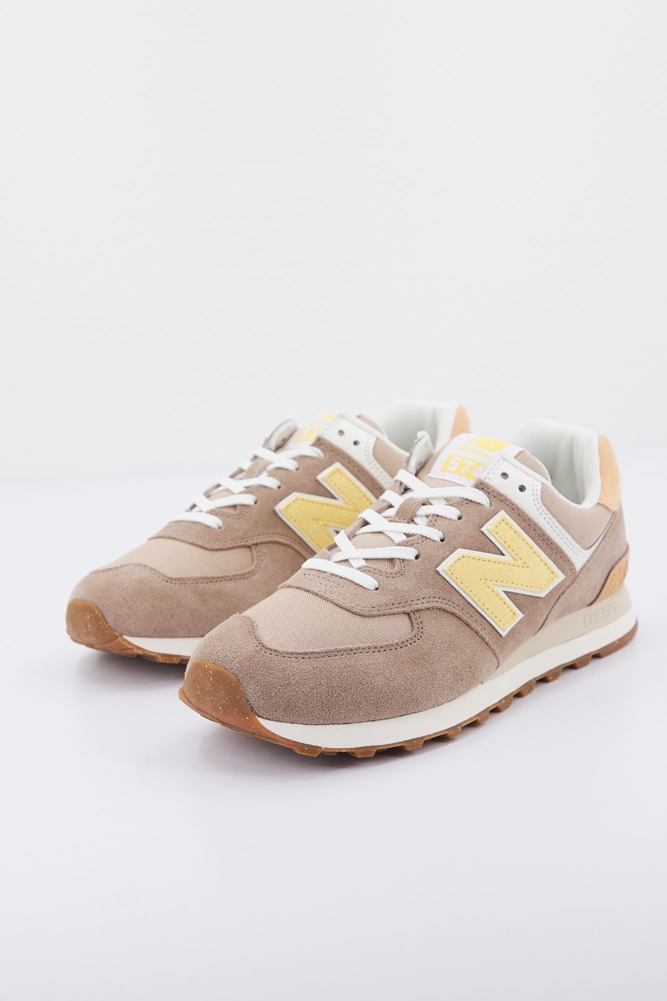 NEW BALANCE ML574 RB2 en color MARRON CLARO (2)
