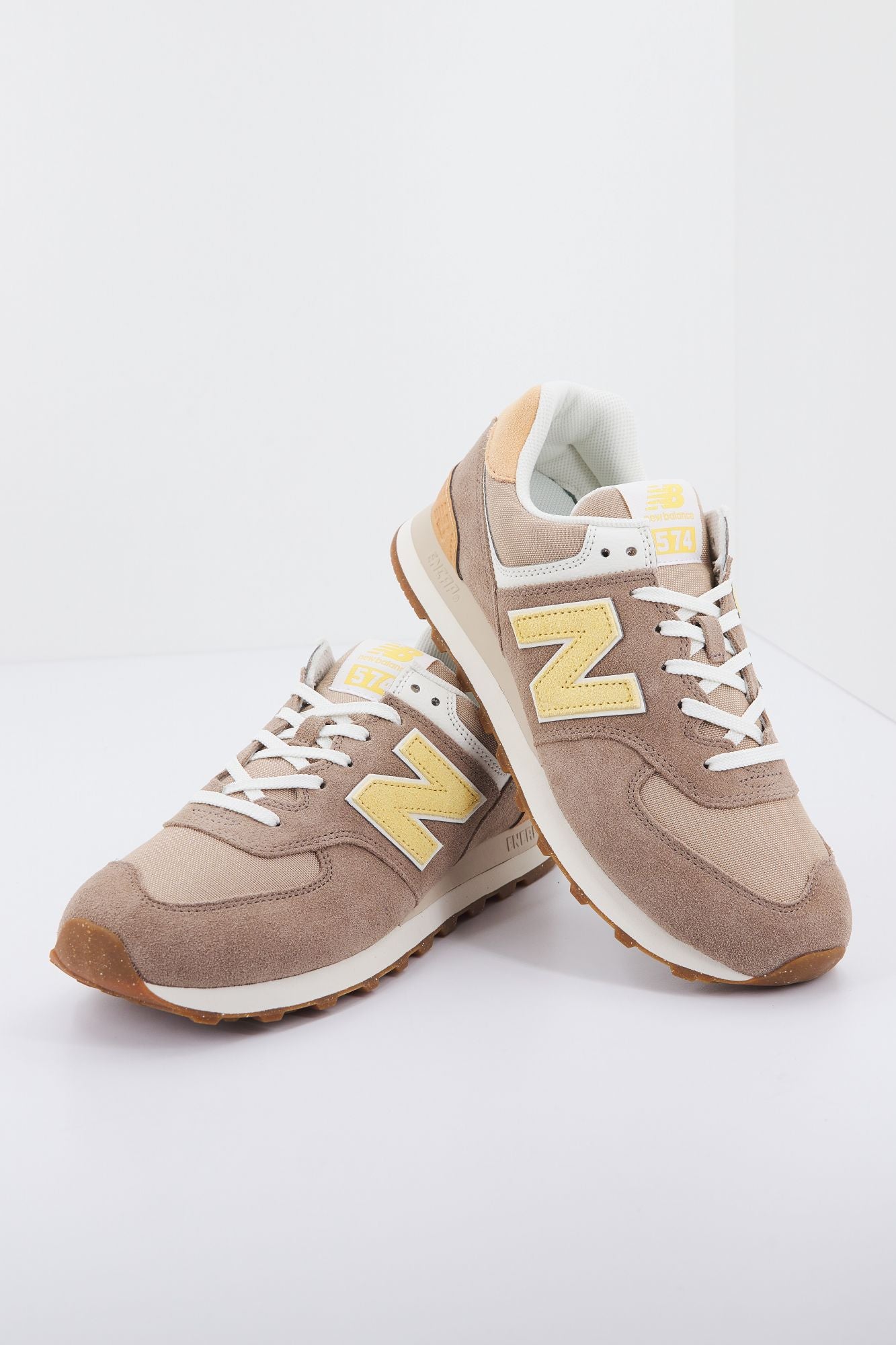 NEW BALANCE ML574 RB2 en color MARRON CLARO (3)