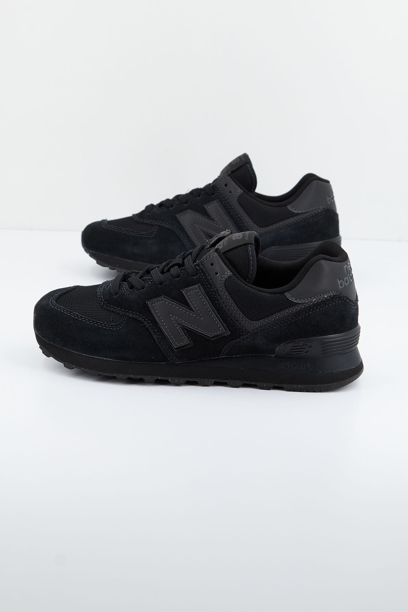 NEW BALANCE ML574 EVE CLASSIC V3 en color NEGRO (2)