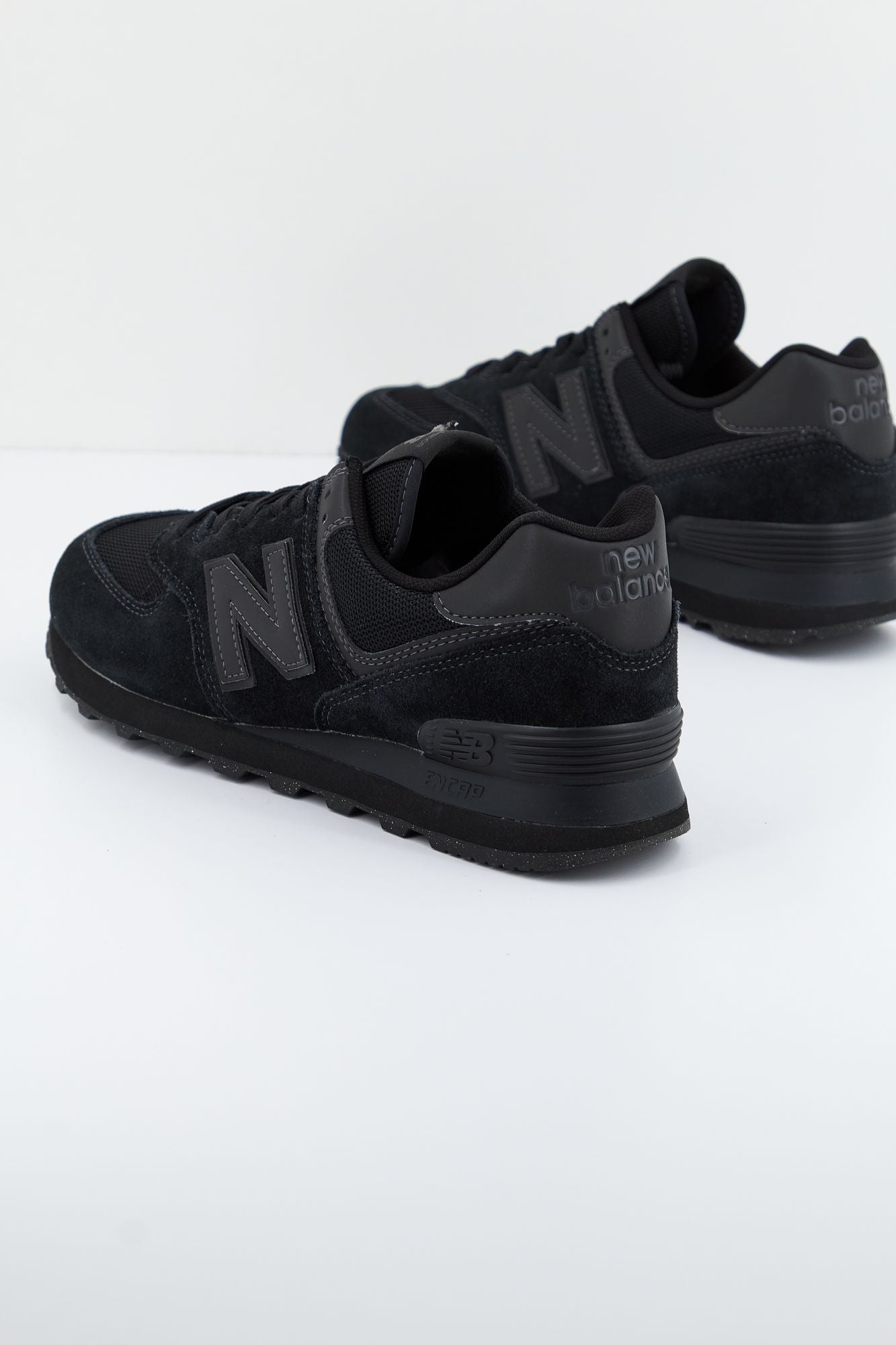 NEW BALANCE ML574 EVE CLASSIC V3 en color NEGRO (3)