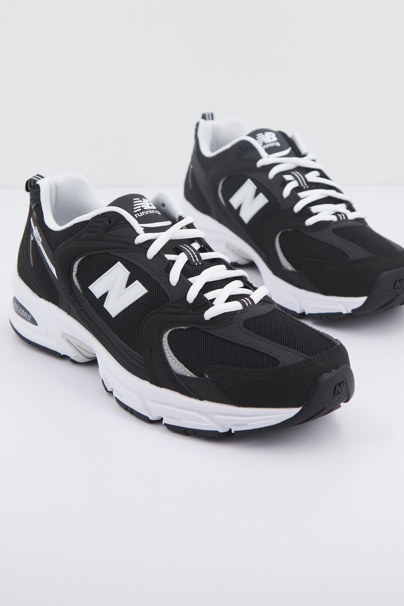 NEW BALANCE MR530 SMN en color NEGRO (1)