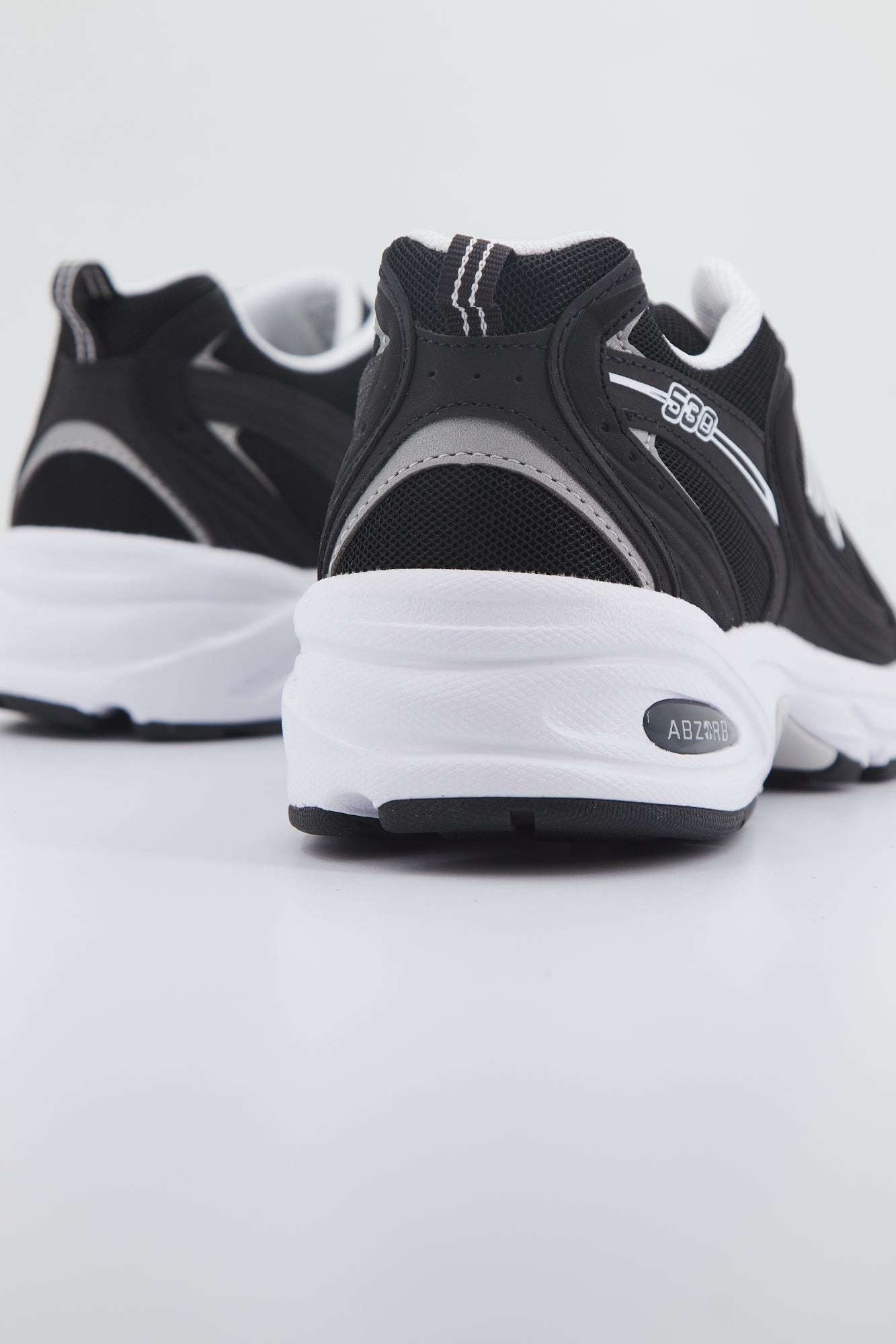 NEW BALANCE MR530 SMN en color NEGRO (2)
