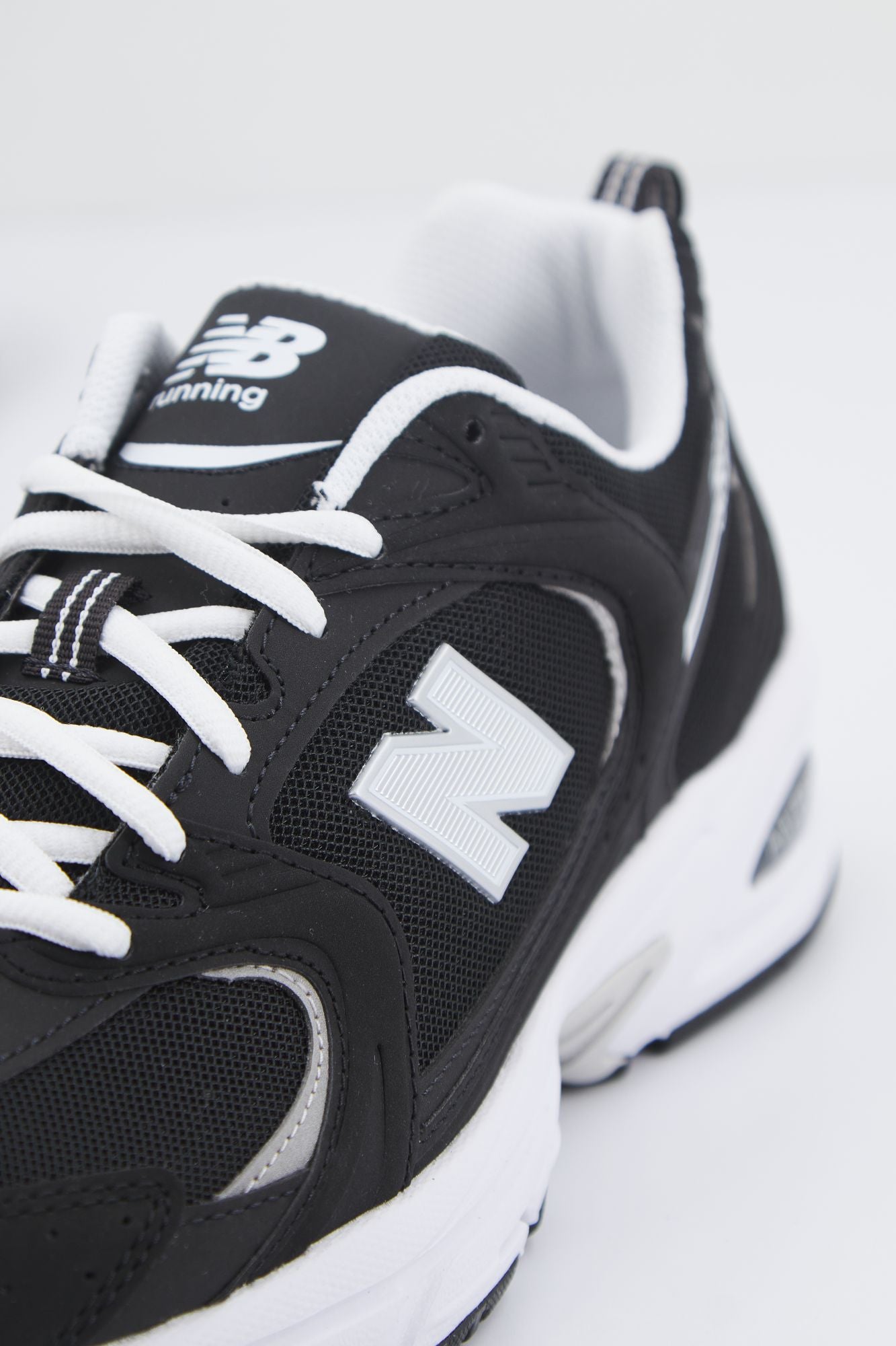 NEW BALANCE MR530 SMN en color NEGRO (3)