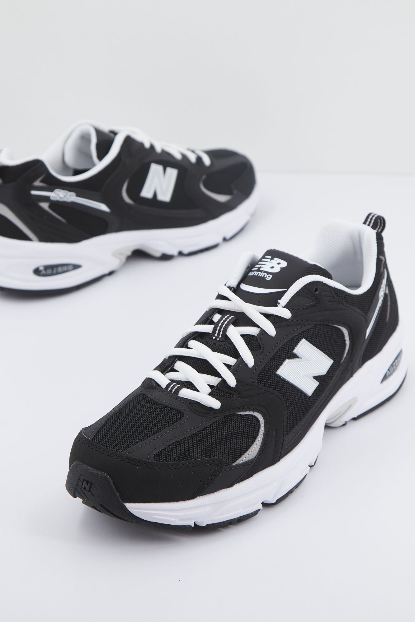 NEW BALANCE MR530 SMN en color NEGRO (4)
