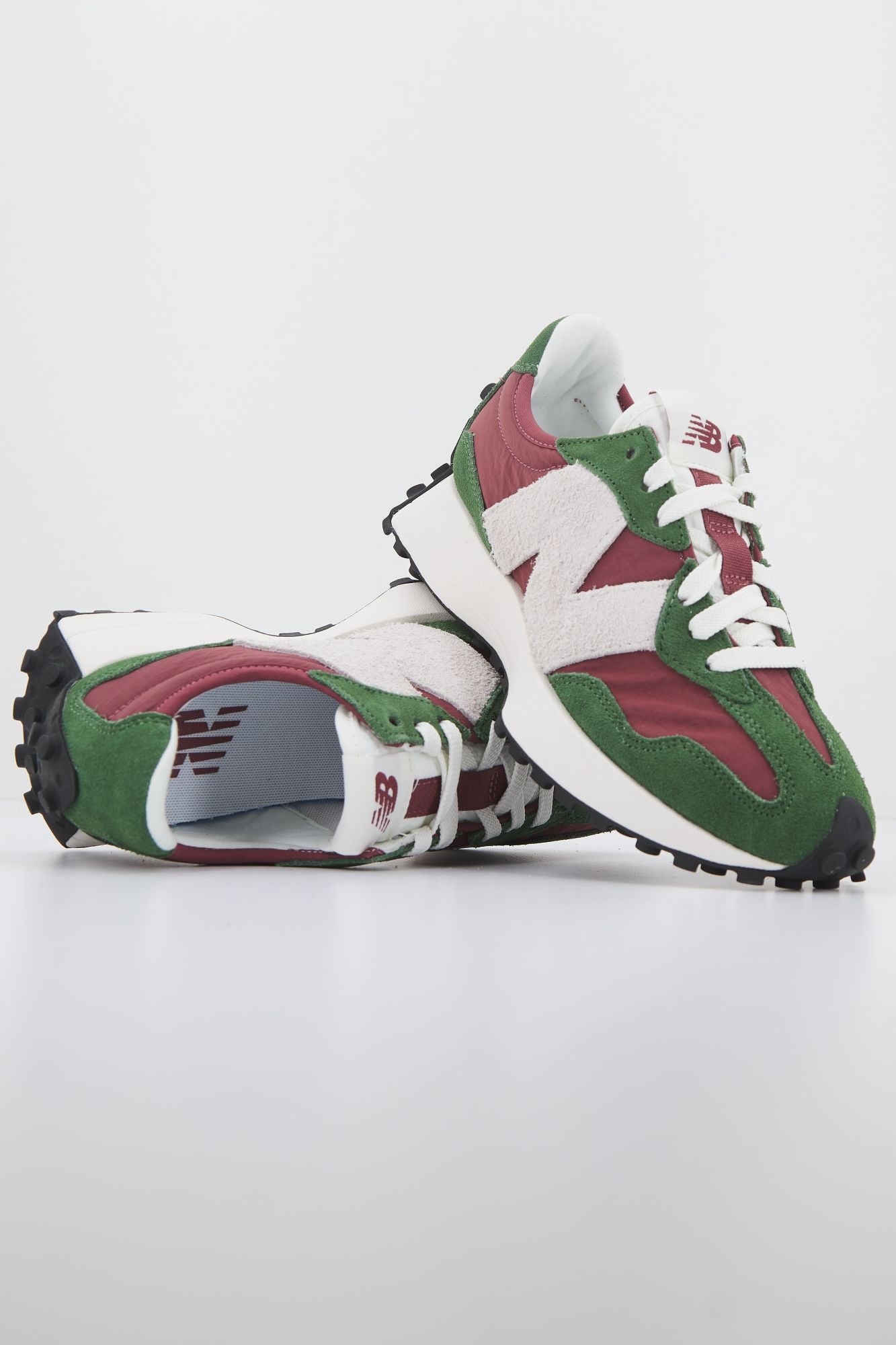NEW BALANCE WS327 UO en color VERDE (1)