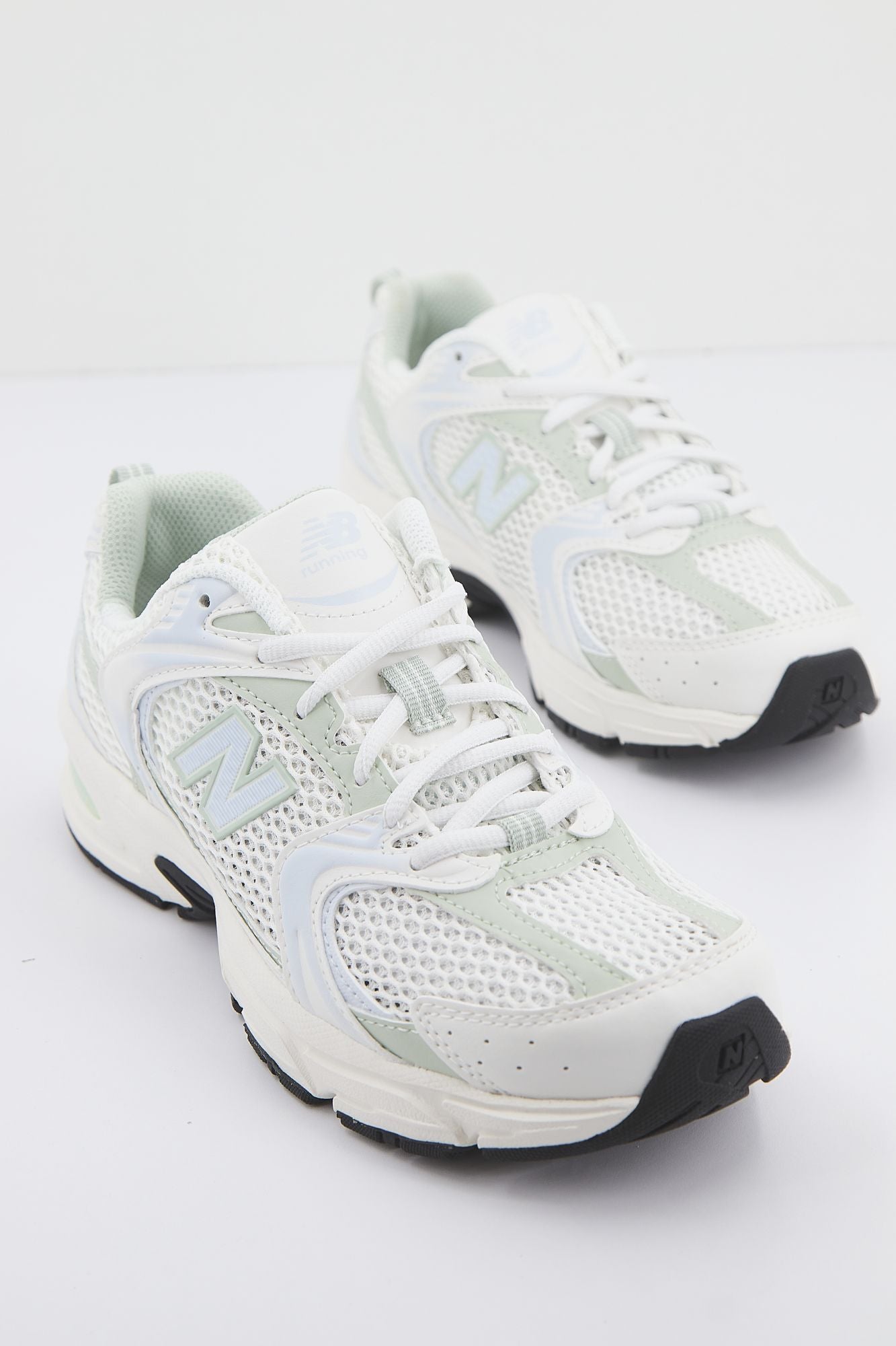 NEW BALANCE MR530 ZO RETRO 530V en color BLANCO (1)