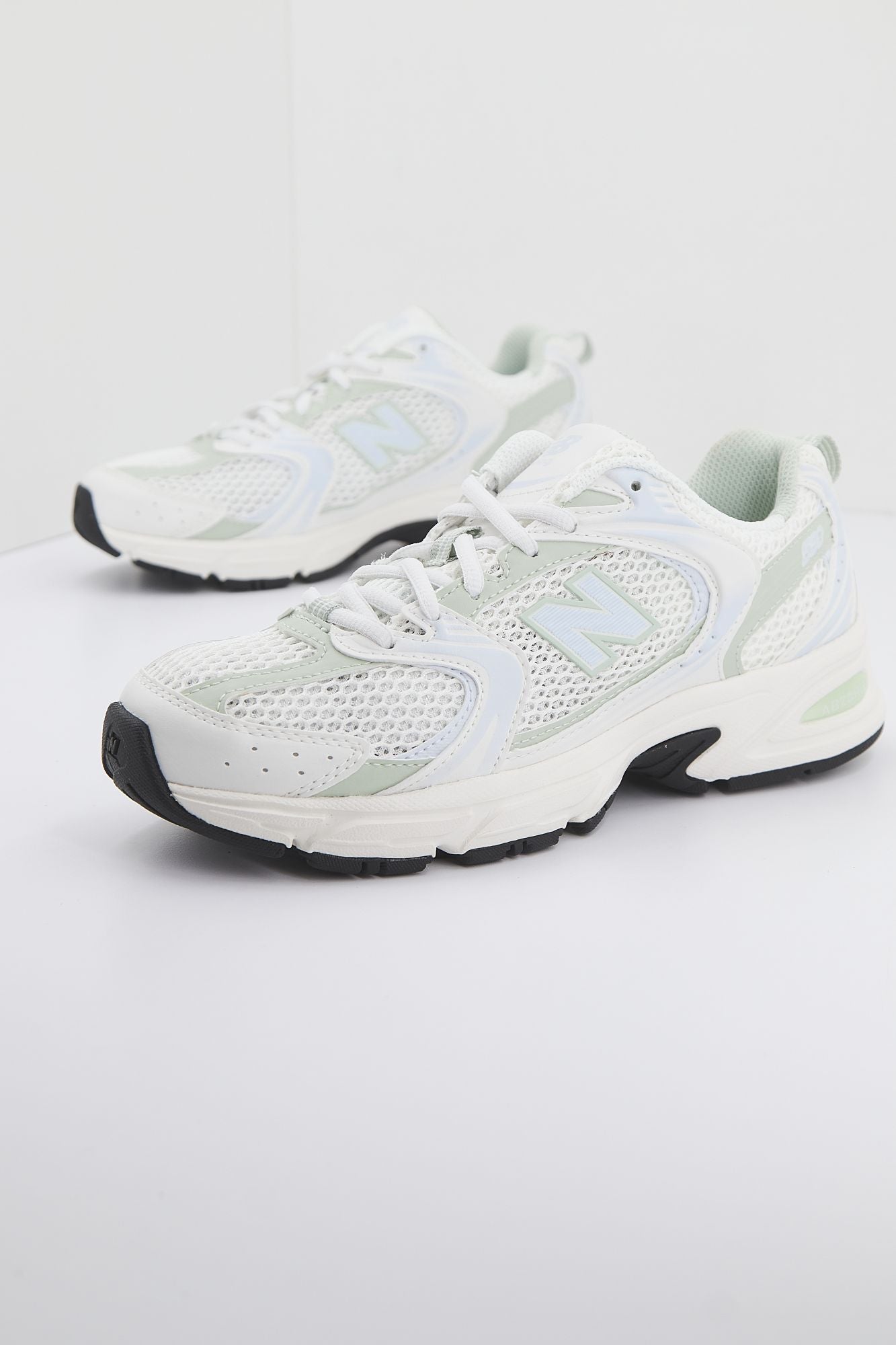 NEW BALANCE MR530 ZO RETRO 530V en color BLANCO (2)