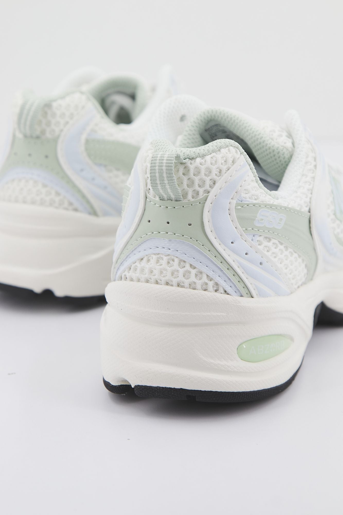 NEW BALANCE MR530 ZO RETRO 530V en color BLANCO (3)