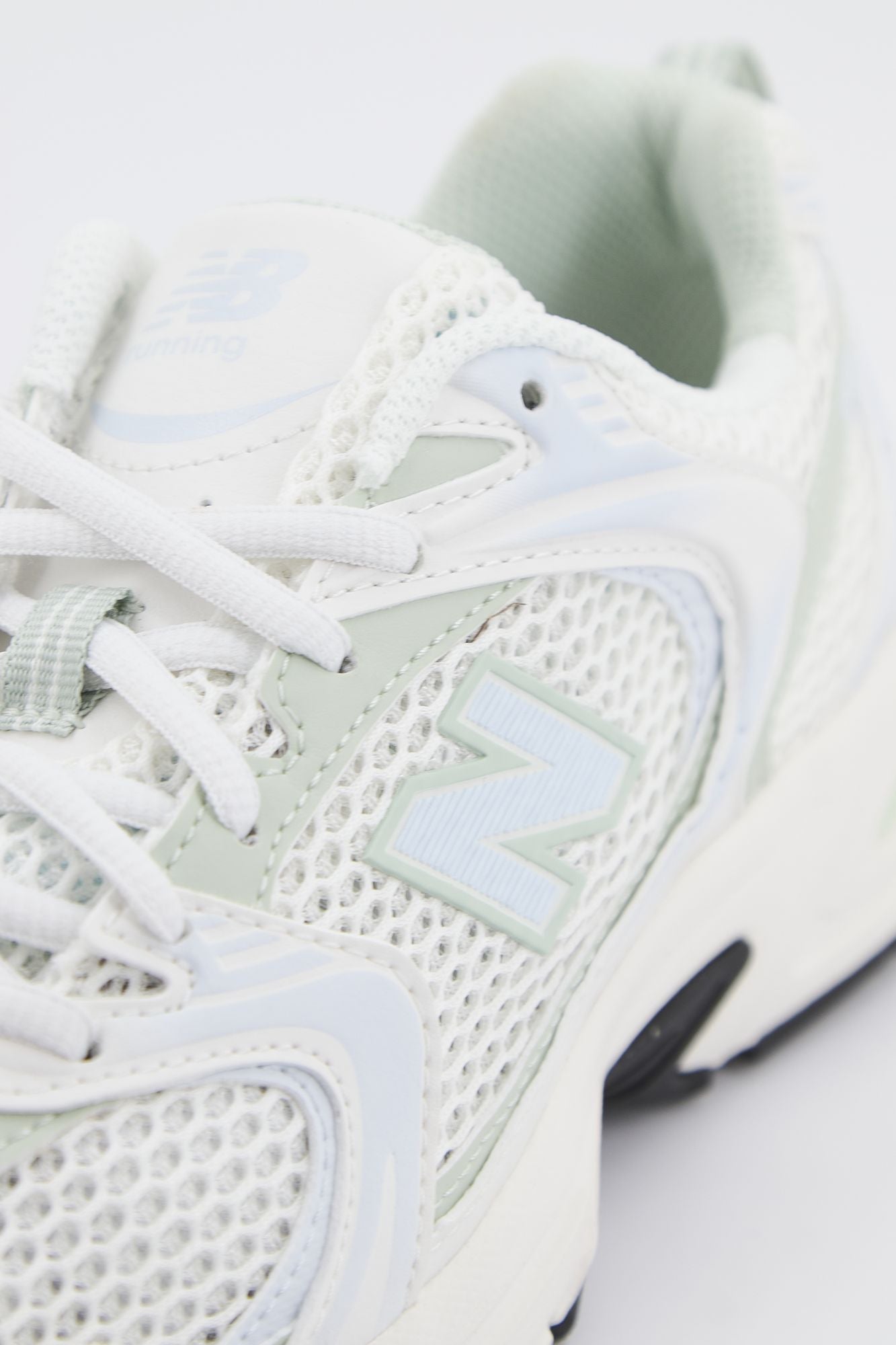 NEW BALANCE MR530 ZO RETRO 530V en color BLANCO (4)