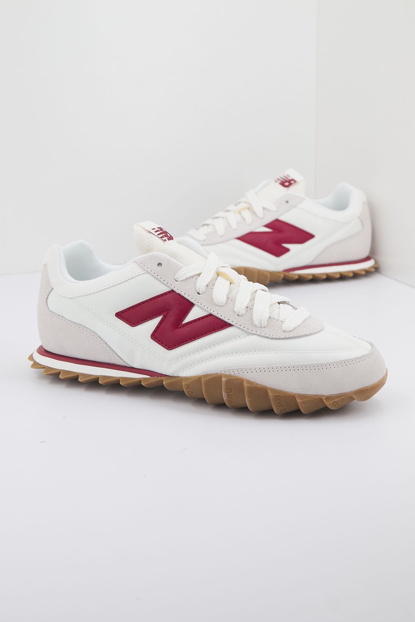 NEW BALANCE URC30 AH LIFESTYLE en color ROJO (1)