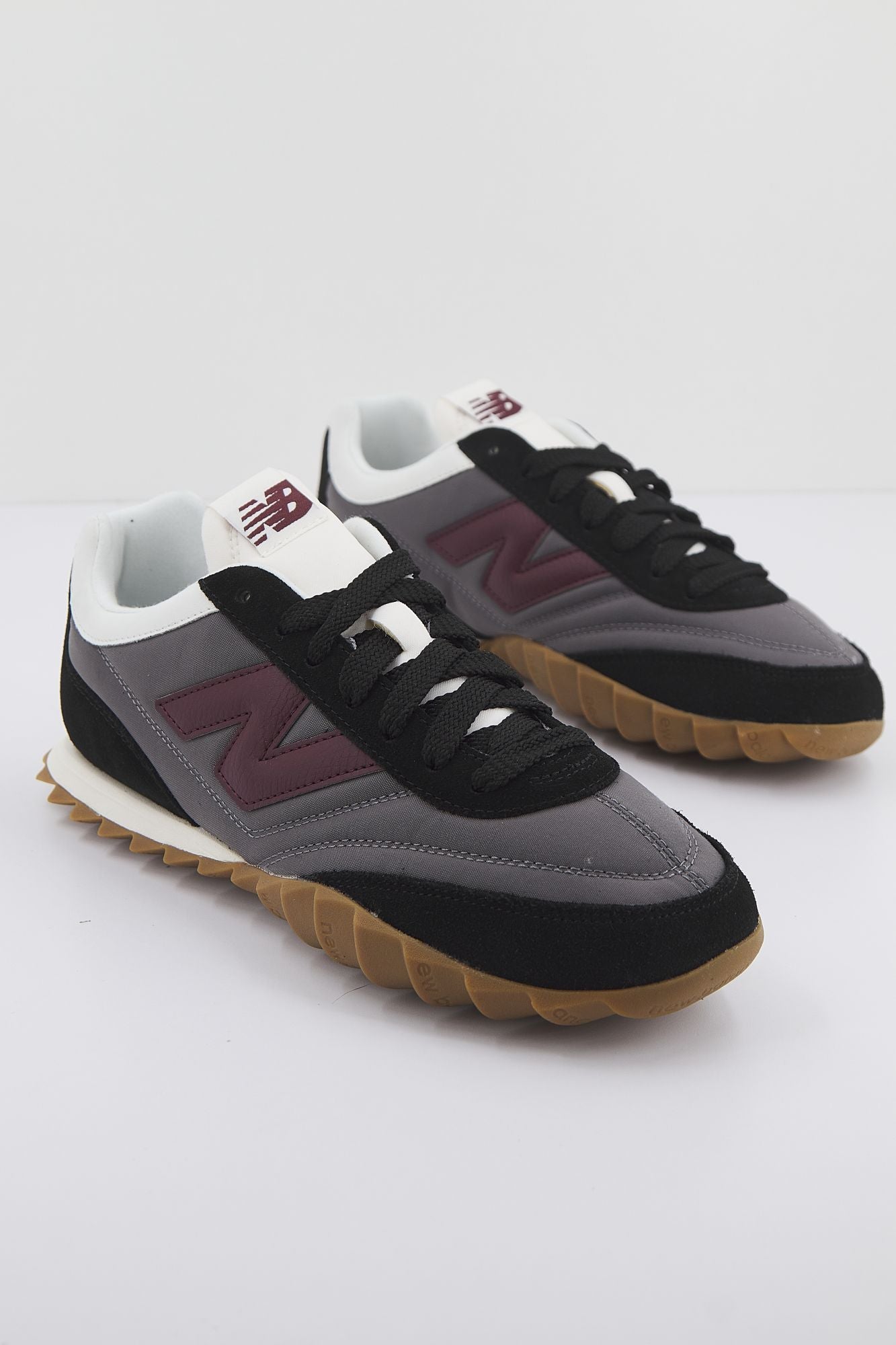 NEW BALANCE URC30 SB LIFESTYLE en color NEGRO (2)