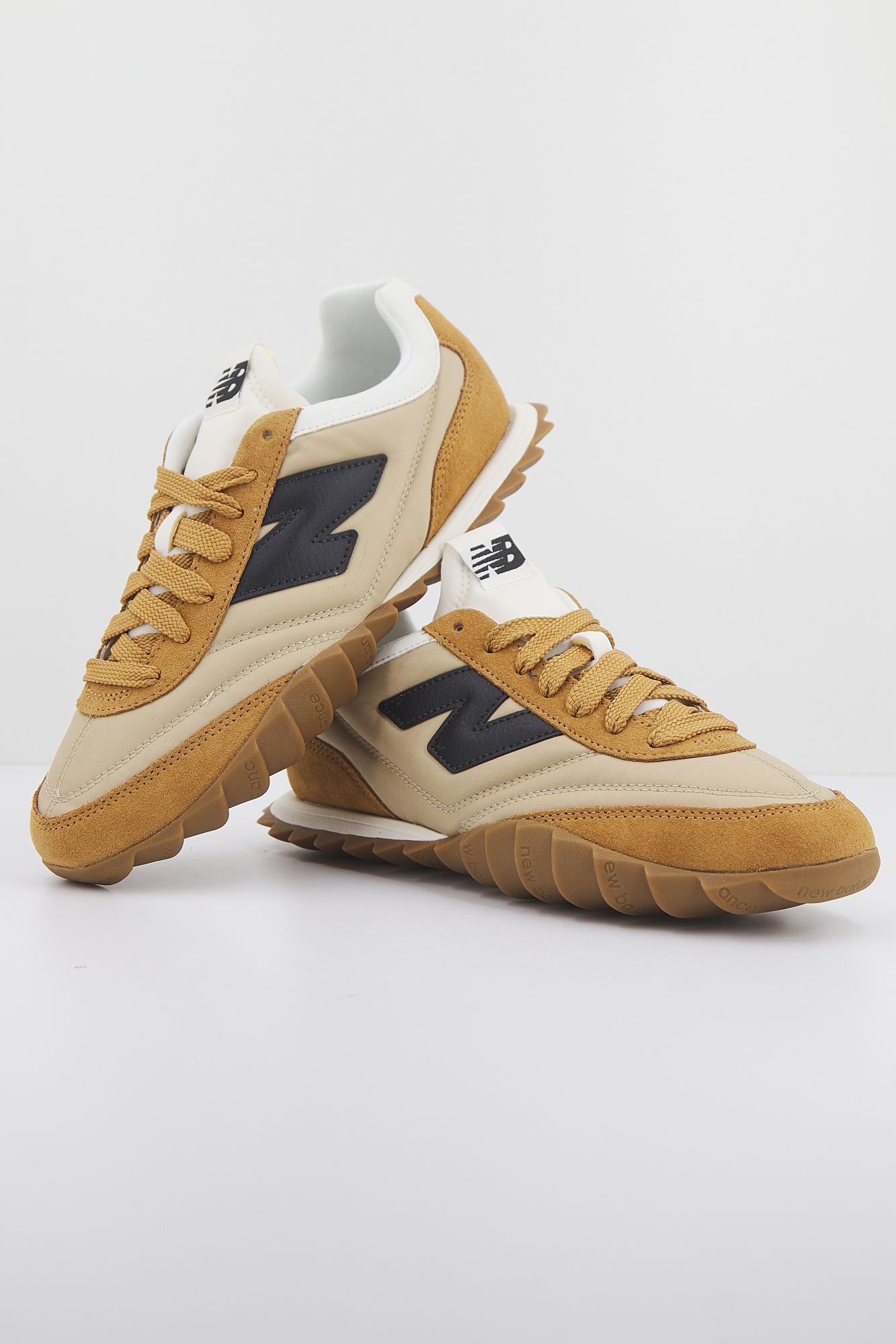 NEW BALANCE URC30 SP LIFESTYLE en color MARRON (1)