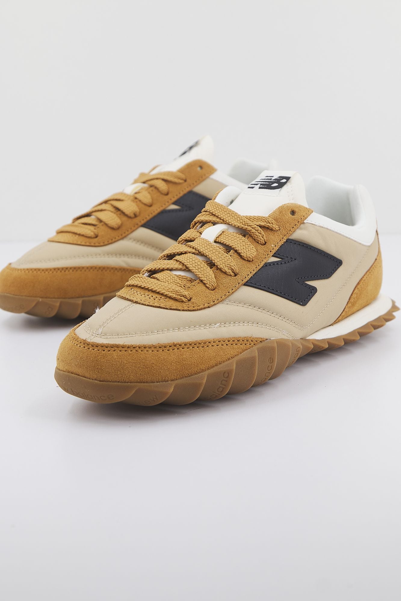 NEW BALANCE URC30 SP LIFESTYLE en color MARRON (2)