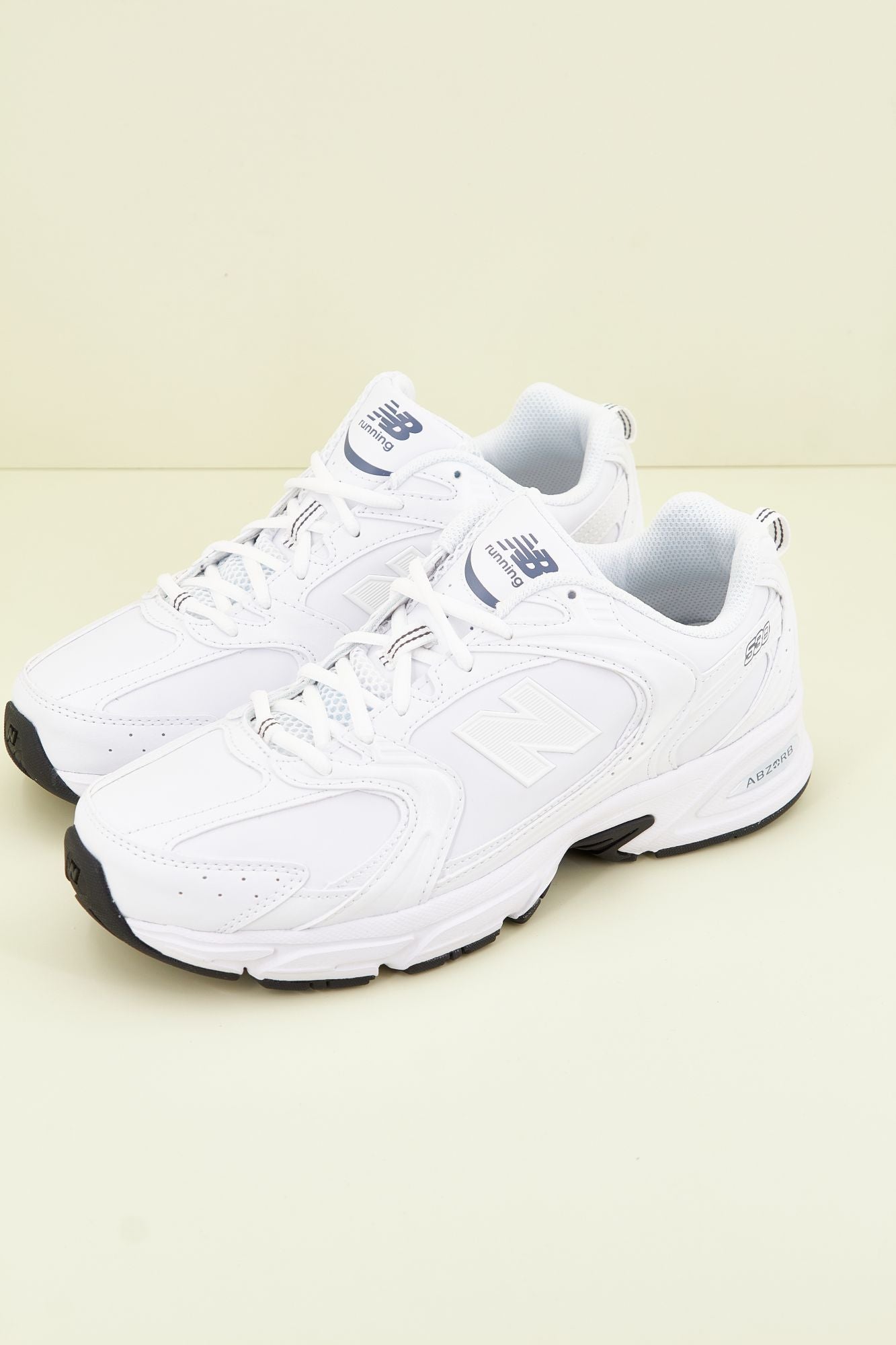 NEW BALANCE MR530 NW en color BLANCO (1)
