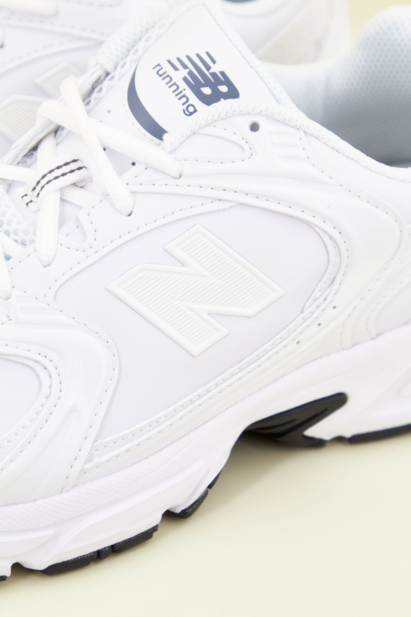 NEW BALANCE MR530 NW en color BLANCO (2)