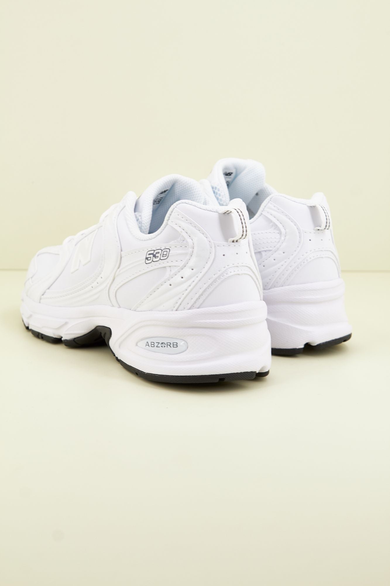 NEW BALANCE MR530 NW en color BLANCO (3)