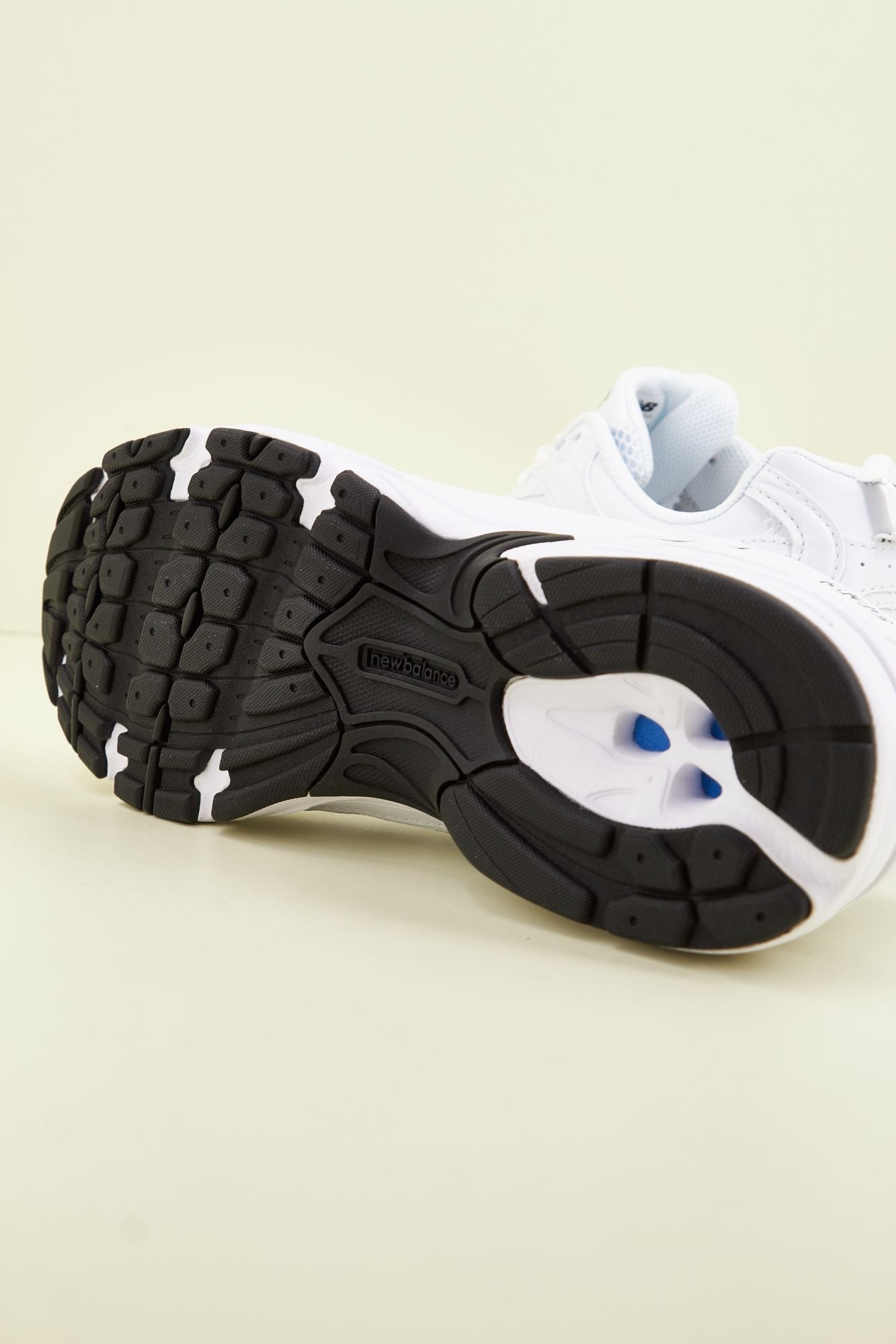 NEW BALANCE MR530 NW en color BLANCO (4)