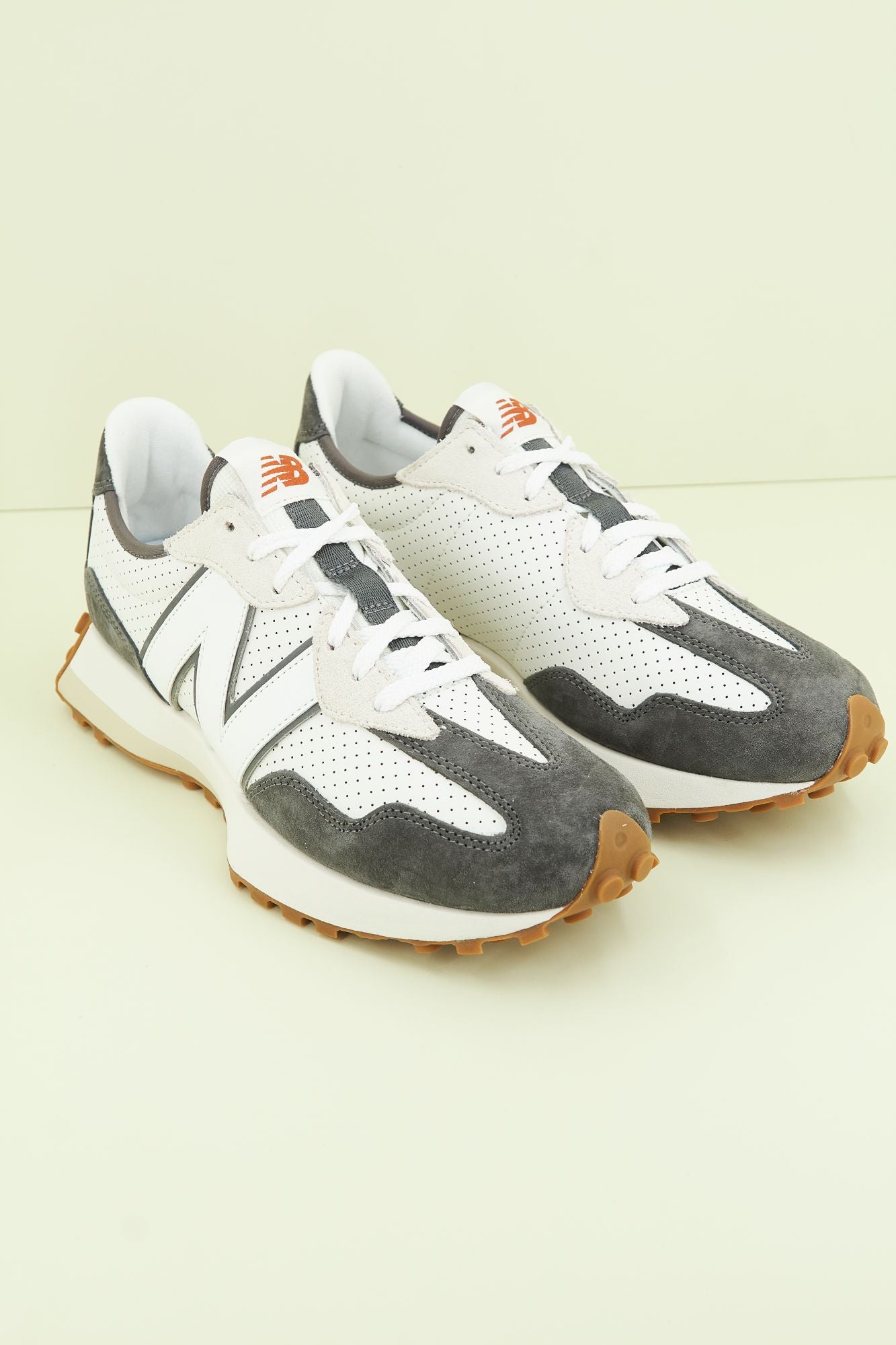NEW BALANCE MS327 PJ en color GRIS (1)