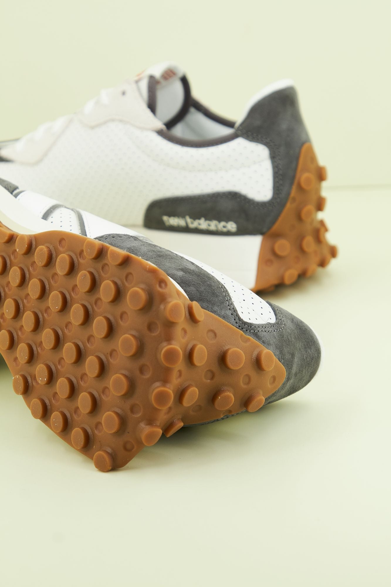 NEW BALANCE MS327 PJ en color GRIS (3)