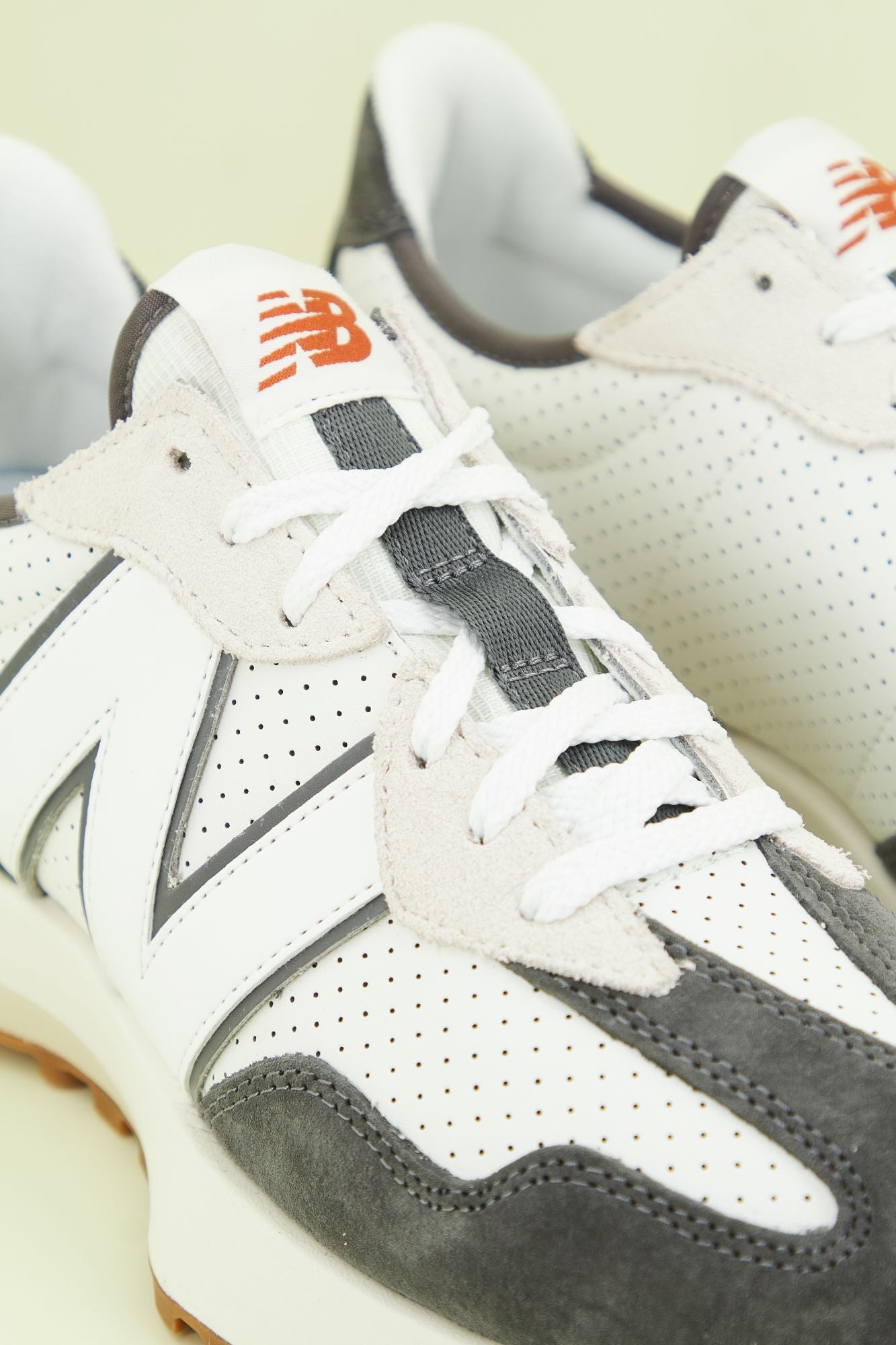 NEW BALANCE MS327 PJ en color GRIS (4)