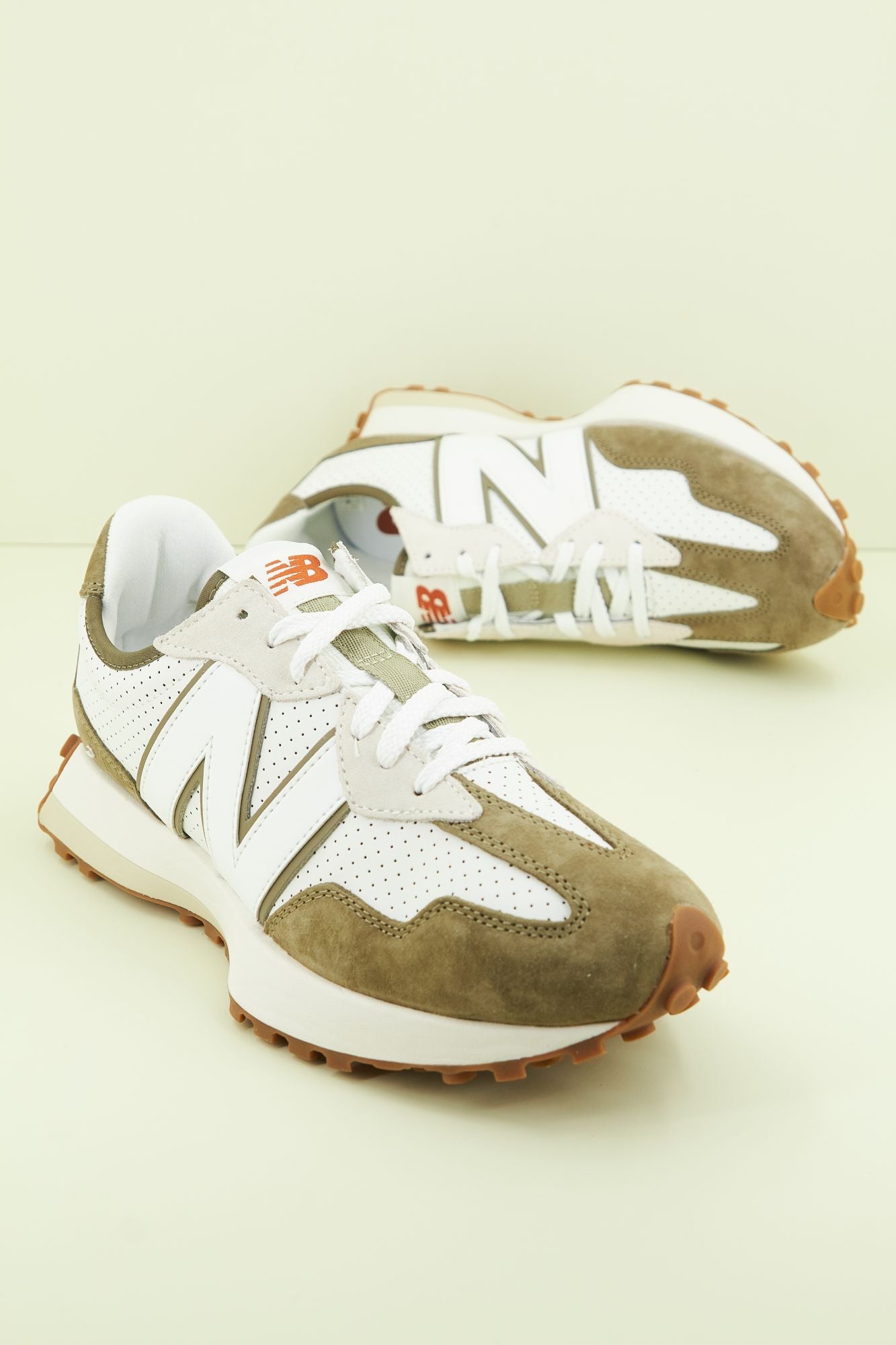 NEW BALANCE MS327 PQ en color BLANCO (1)