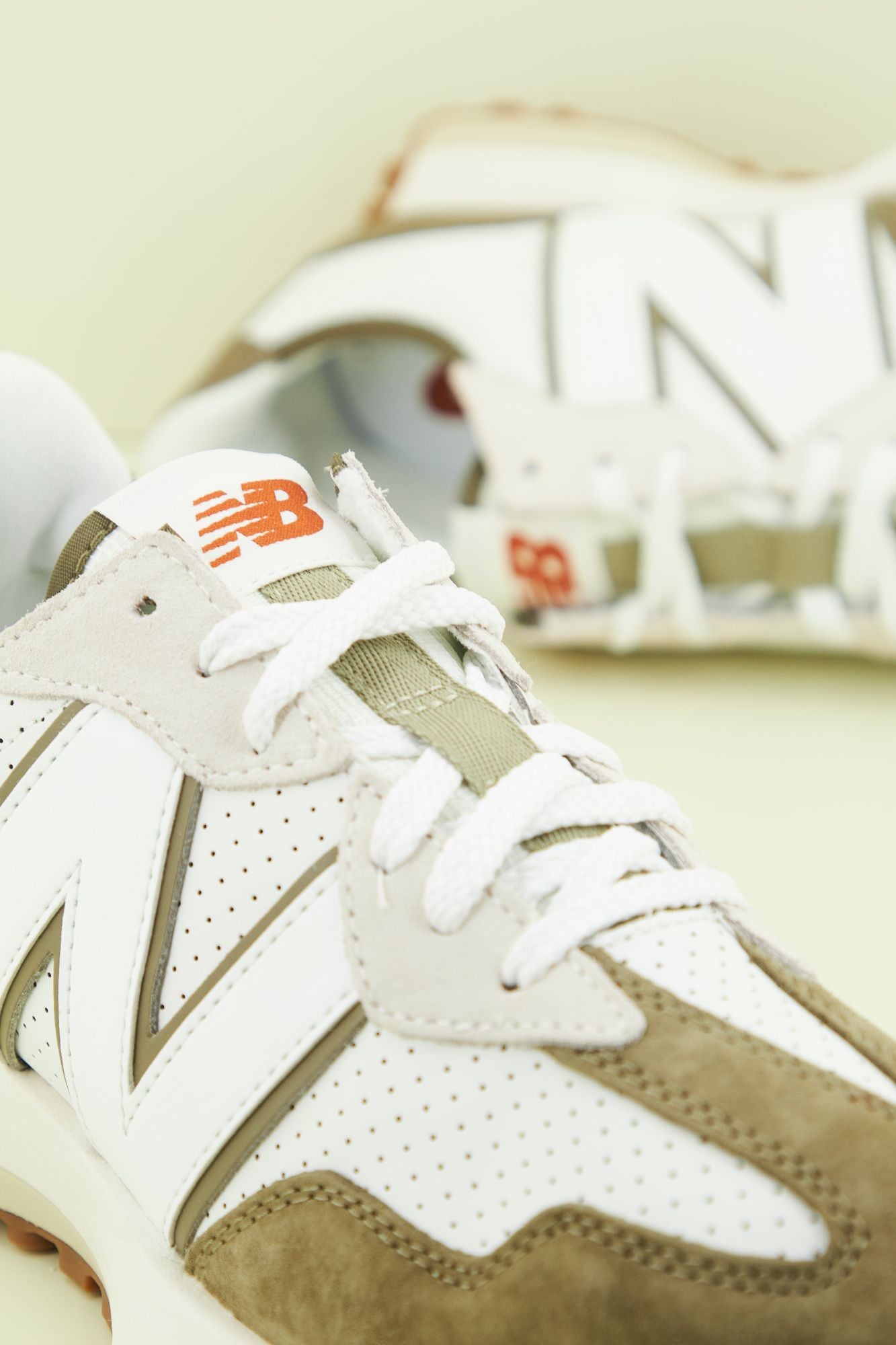NEW BALANCE MS327 PQ en color BLANCO (3)