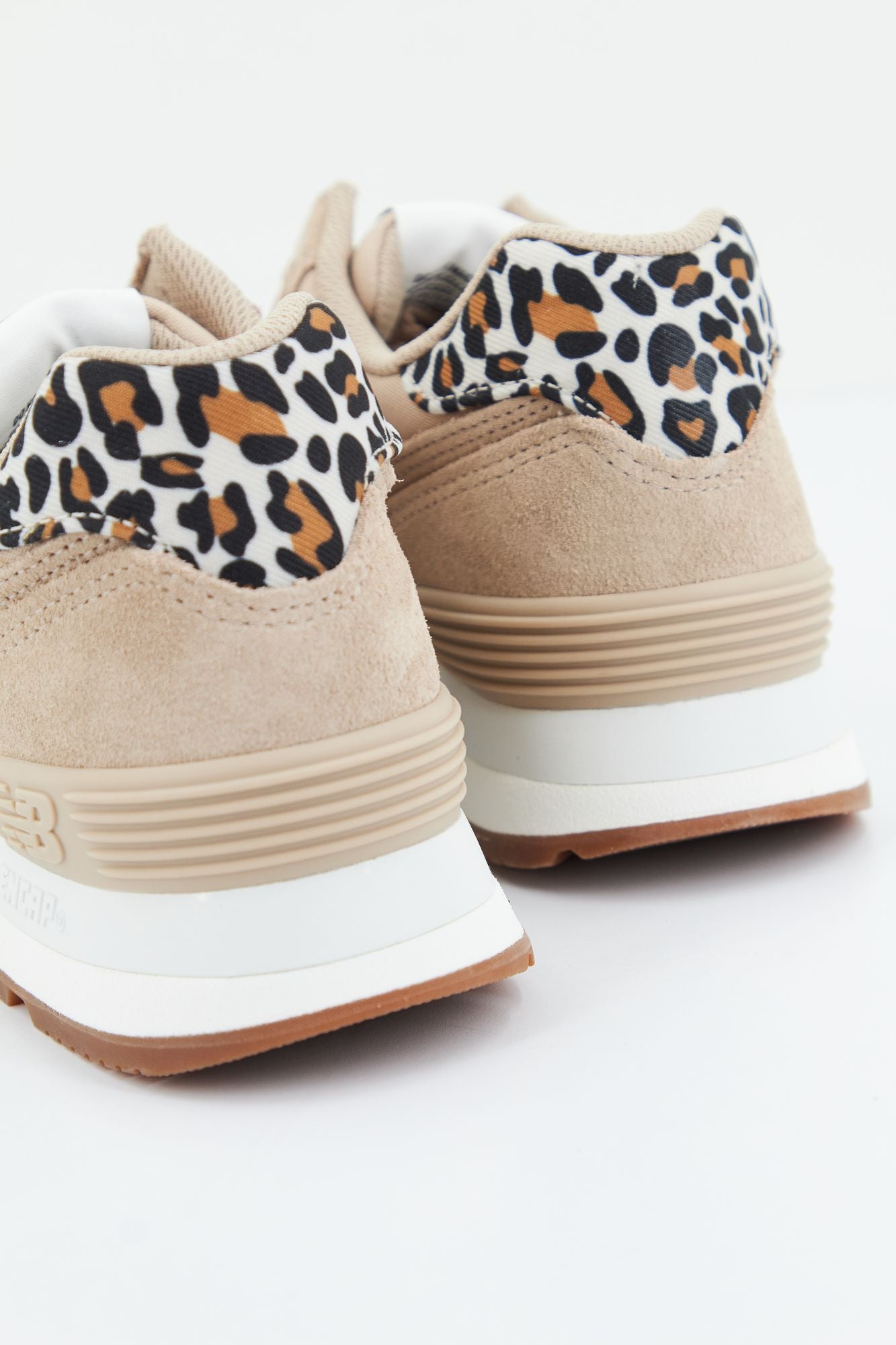 NEW BALANCE WL574 XG2 en color MARRON CLARO (3)