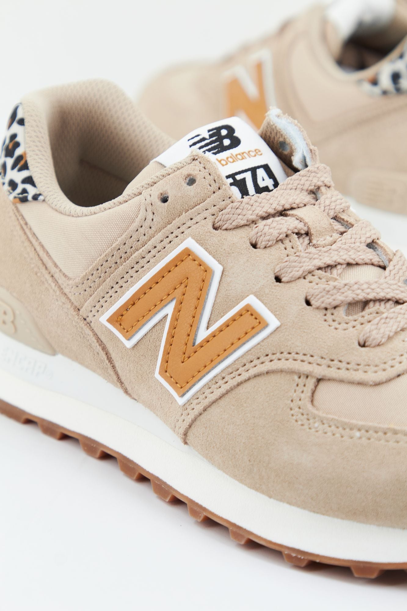 NEW BALANCE WL574 XG2 en color MARRON CLARO (4)