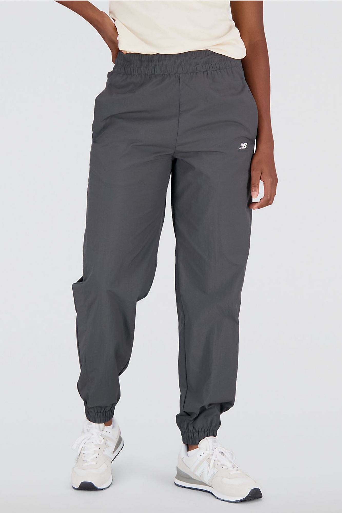 NEW BALANCE ATHLETICS REMASTERED WOVEN PANT en color GRIS (1)