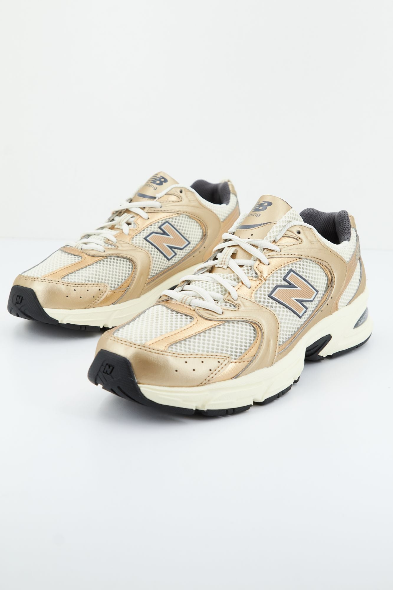 NEW BALANCE MR530 LA en color ORO (1)