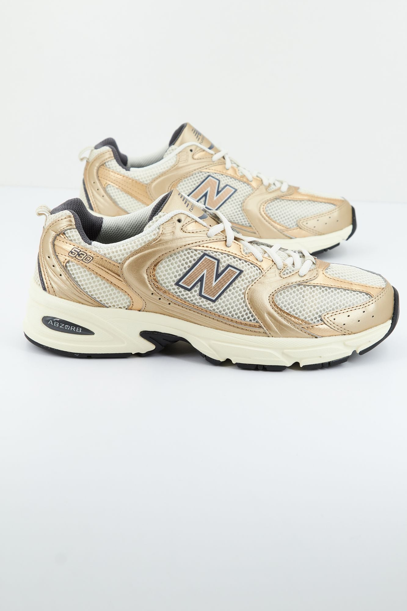 NEW BALANCE MR530 LA en color ORO (2)