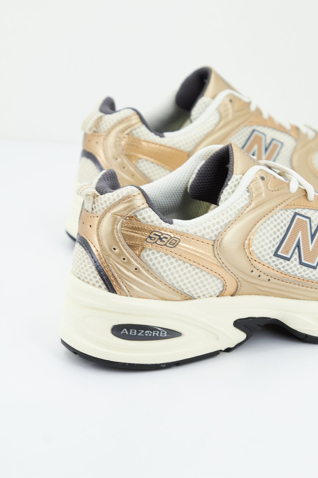 NEW BALANCE MR530 LA en color ORO (3)