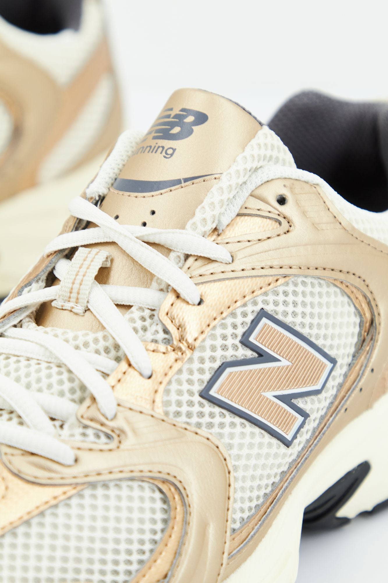 NEW BALANCE MR530 LA en color ORO (4)