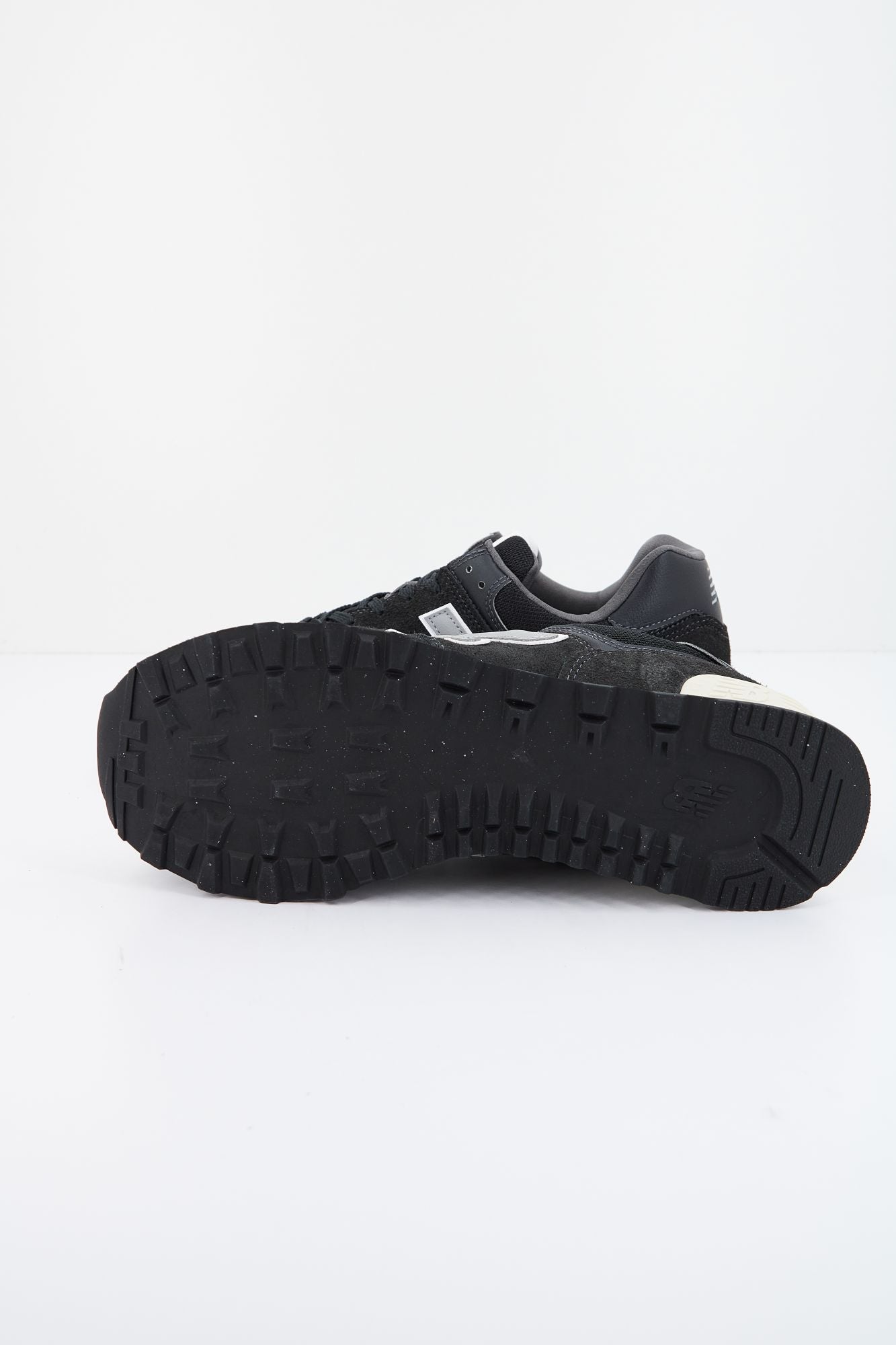 NEW BALANCE U574SBG en color NEGRO (4)