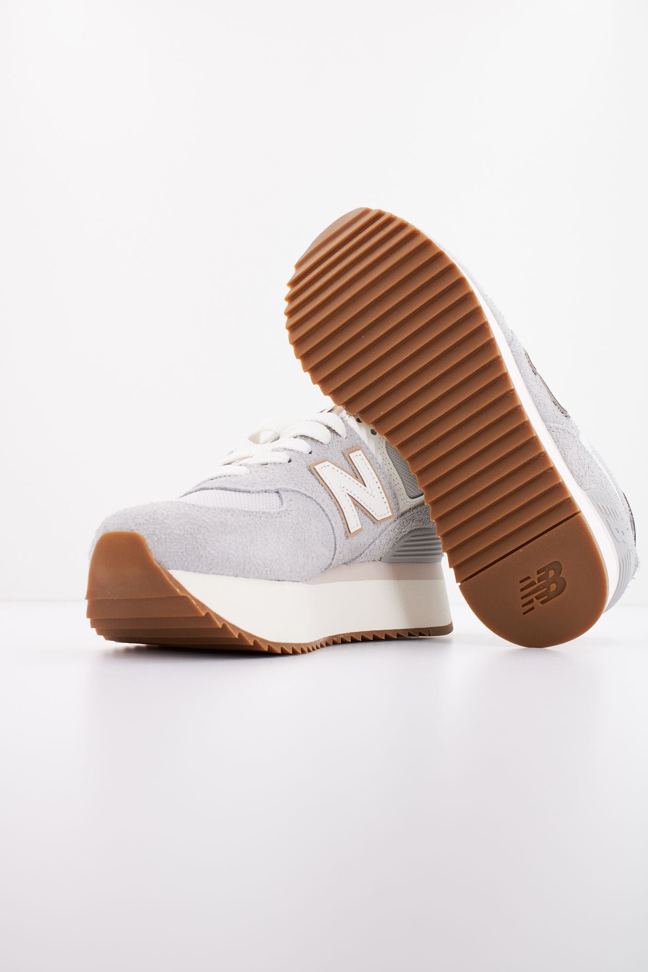 NEW BALANCE WL574ZCO en color GRIS (4)