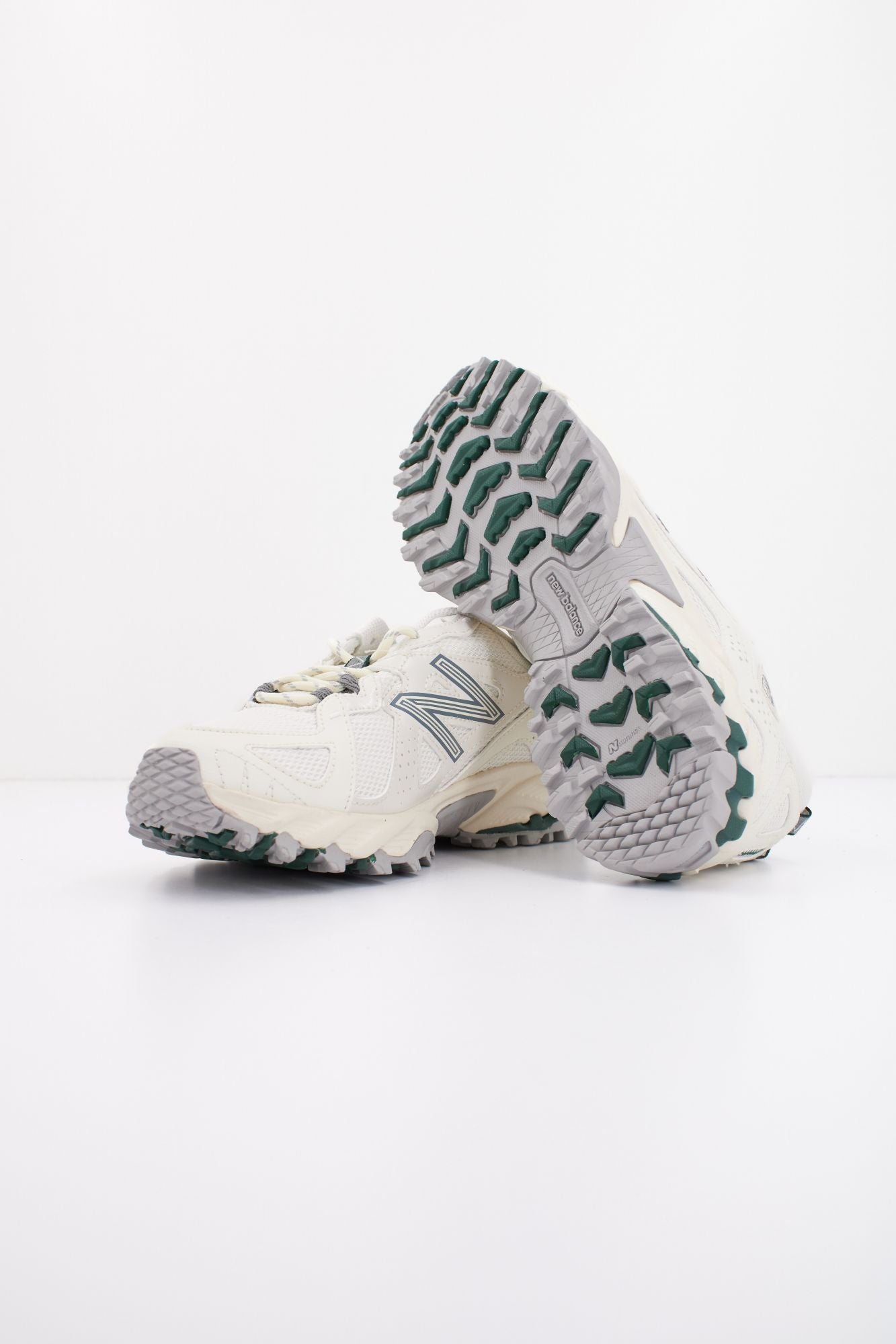 NEW BALANCE ML610 TAG en color BLANCO (4)