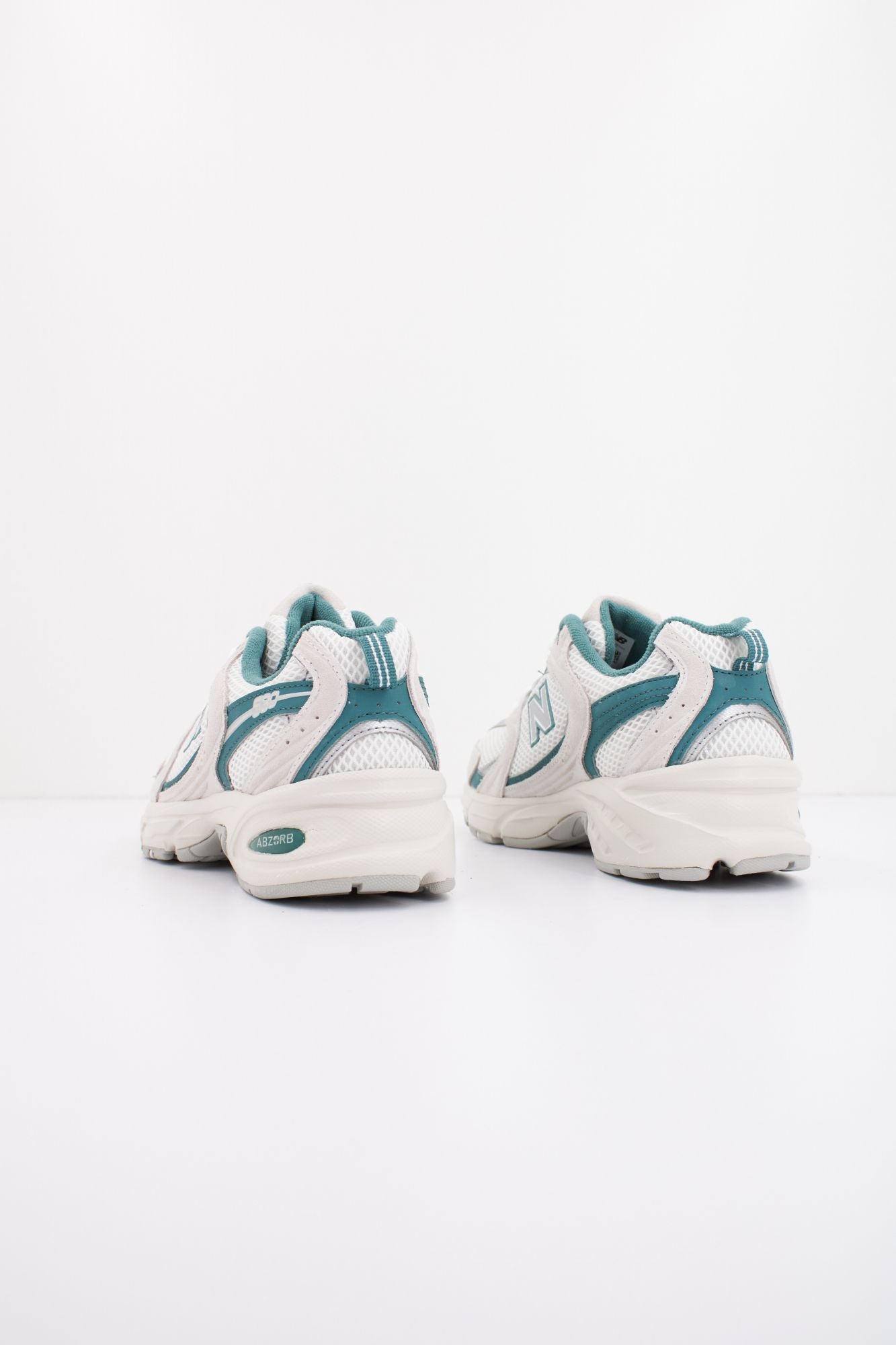 NEW BALANCE MR530 QA en color BLANCO (3)